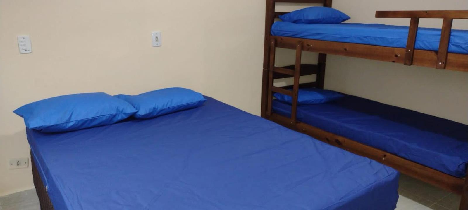 Quartos com ar-condicionado e piscina de 30 mil litros, a apenas 5 minutos da praia