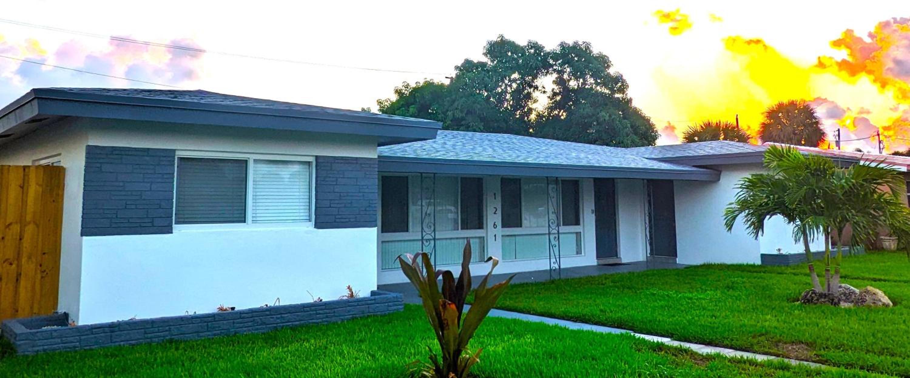 Paradise Awaits! Beach, King Bed, Private Yard & Workspace view 2