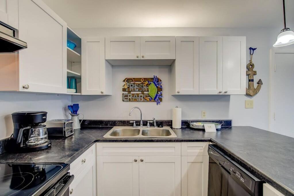 Living the Dream 2 Bedroom Ocean View Cozy Condo view 5