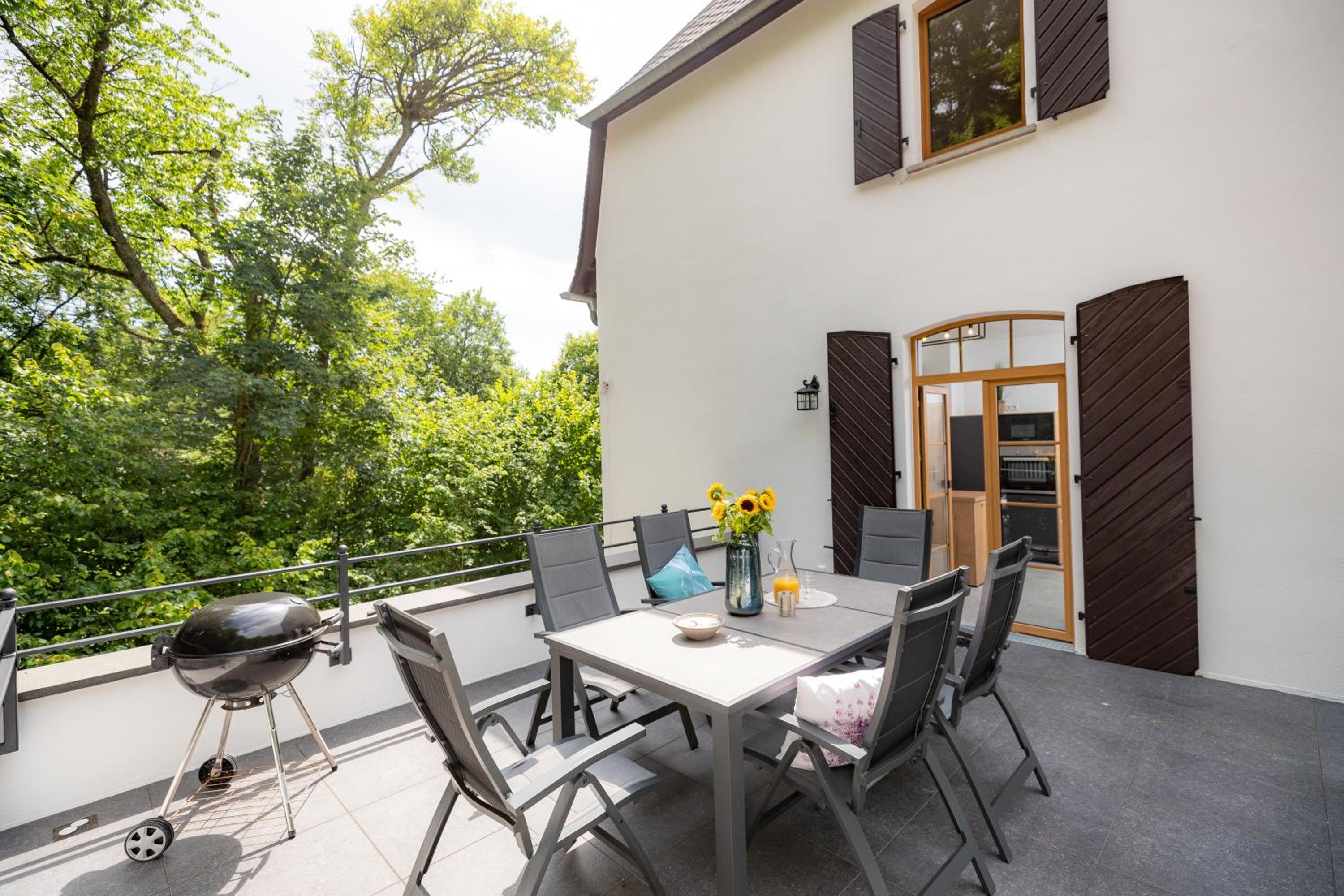 Landhaus Karbach mit Gartensauna und Hot Tub, eingezäunter Garten, 4-10 Personen