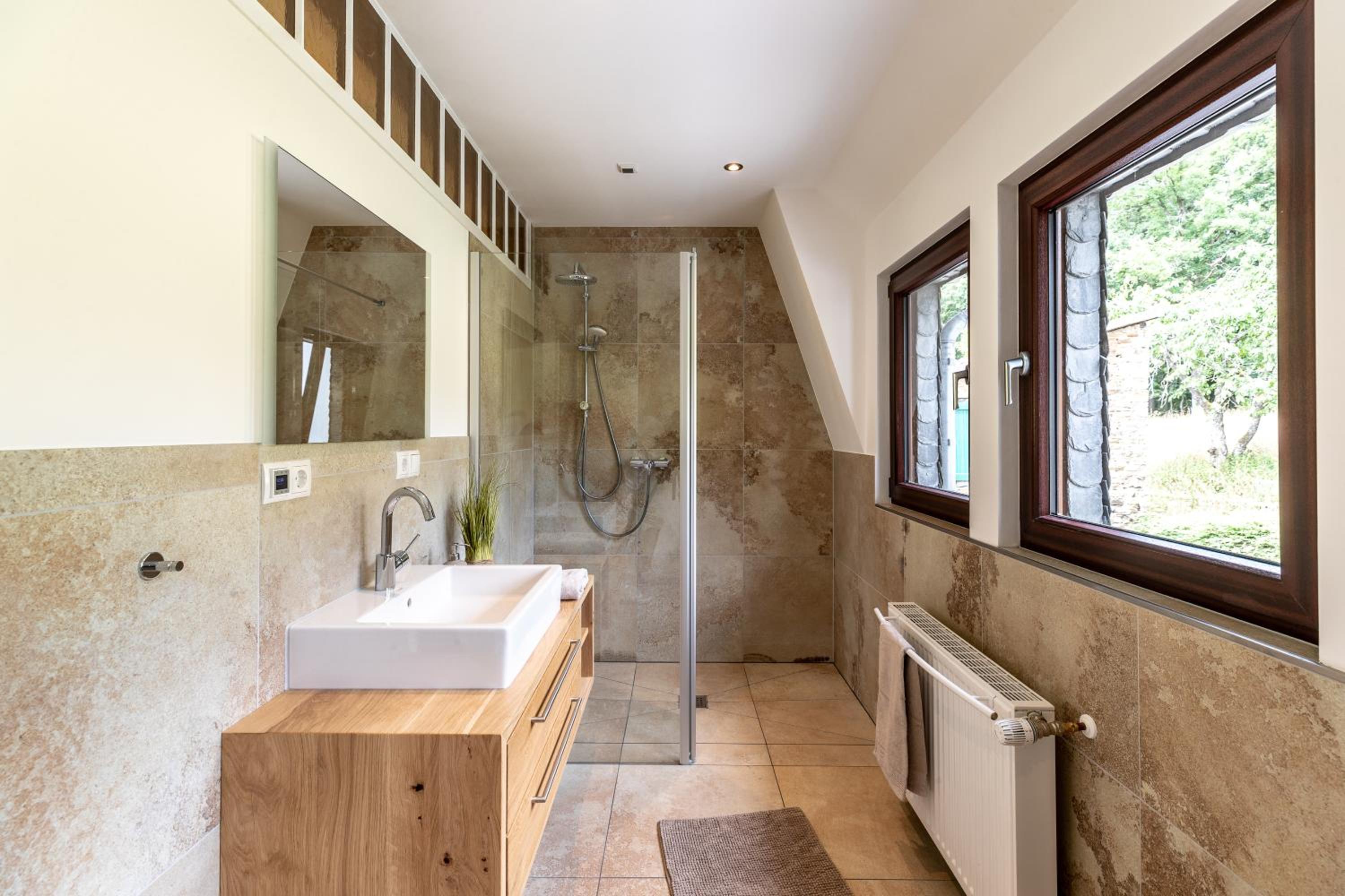 Landhaus Karbach mit Gartensauna und Hot Tub, eingezäunter Garten, 4-10 Personen