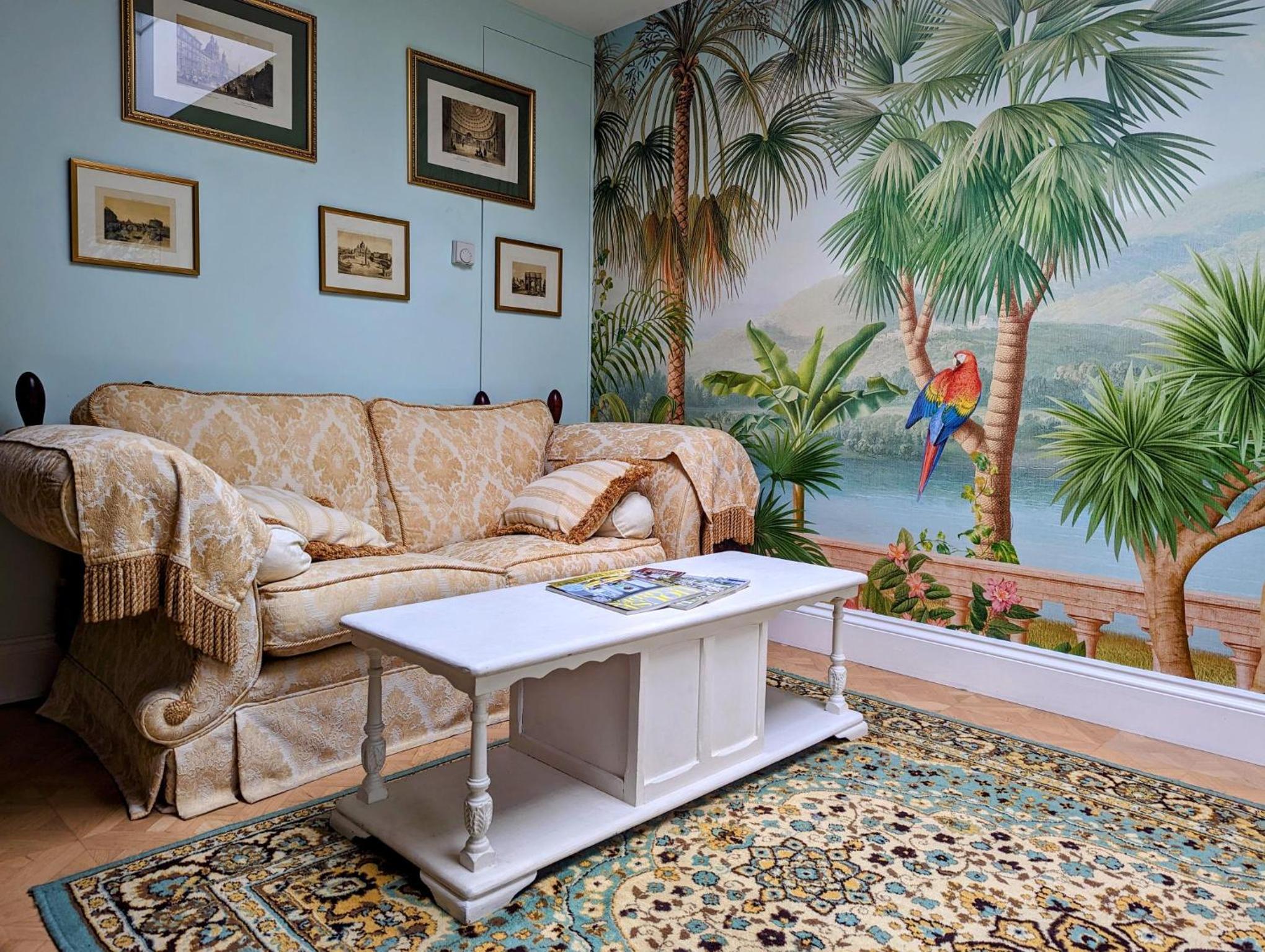 Spacious flat with a garden near tube, train, Thames and the city center