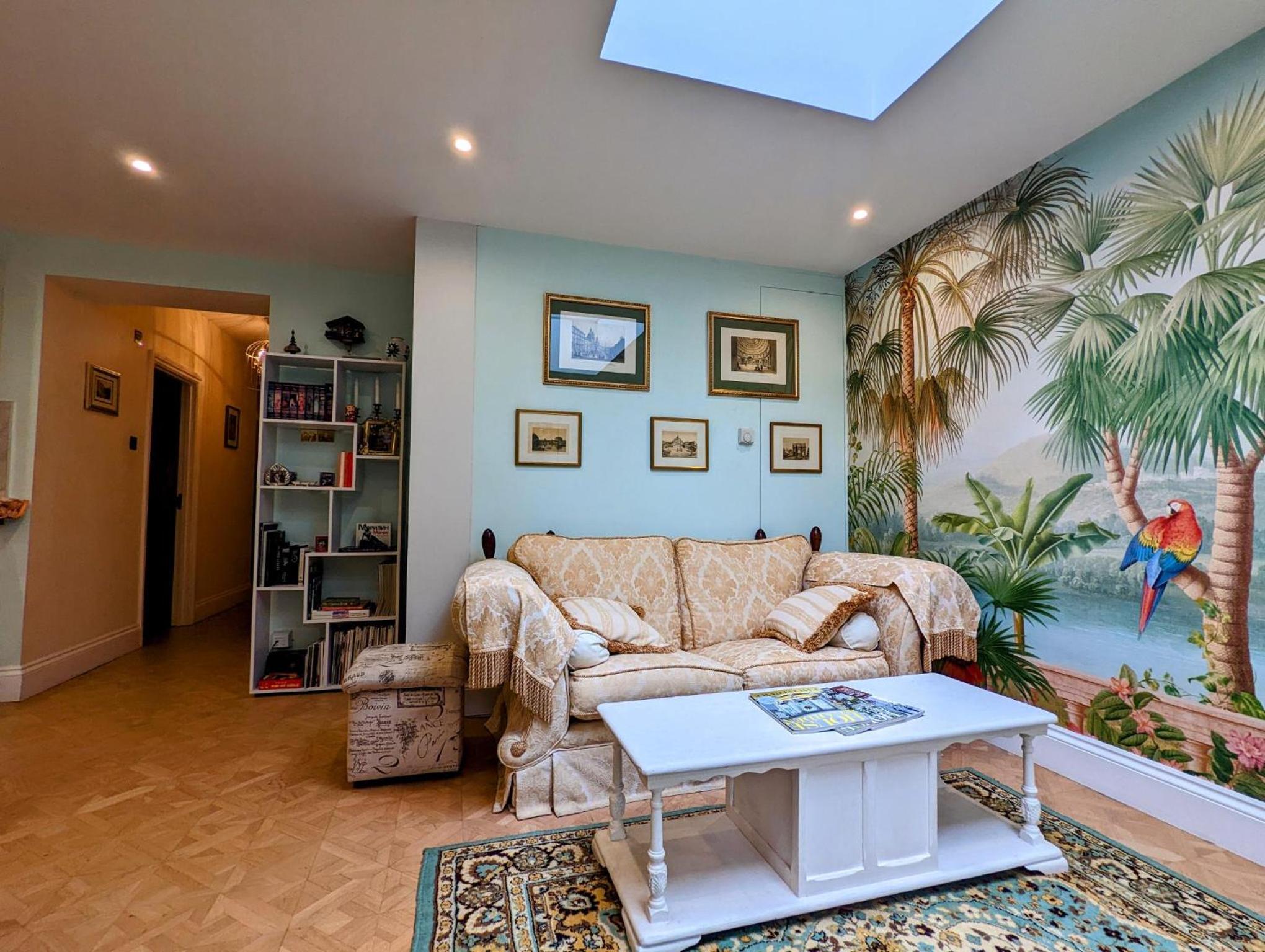 Spacious flat with a garden near tube, train, Thames and the city center