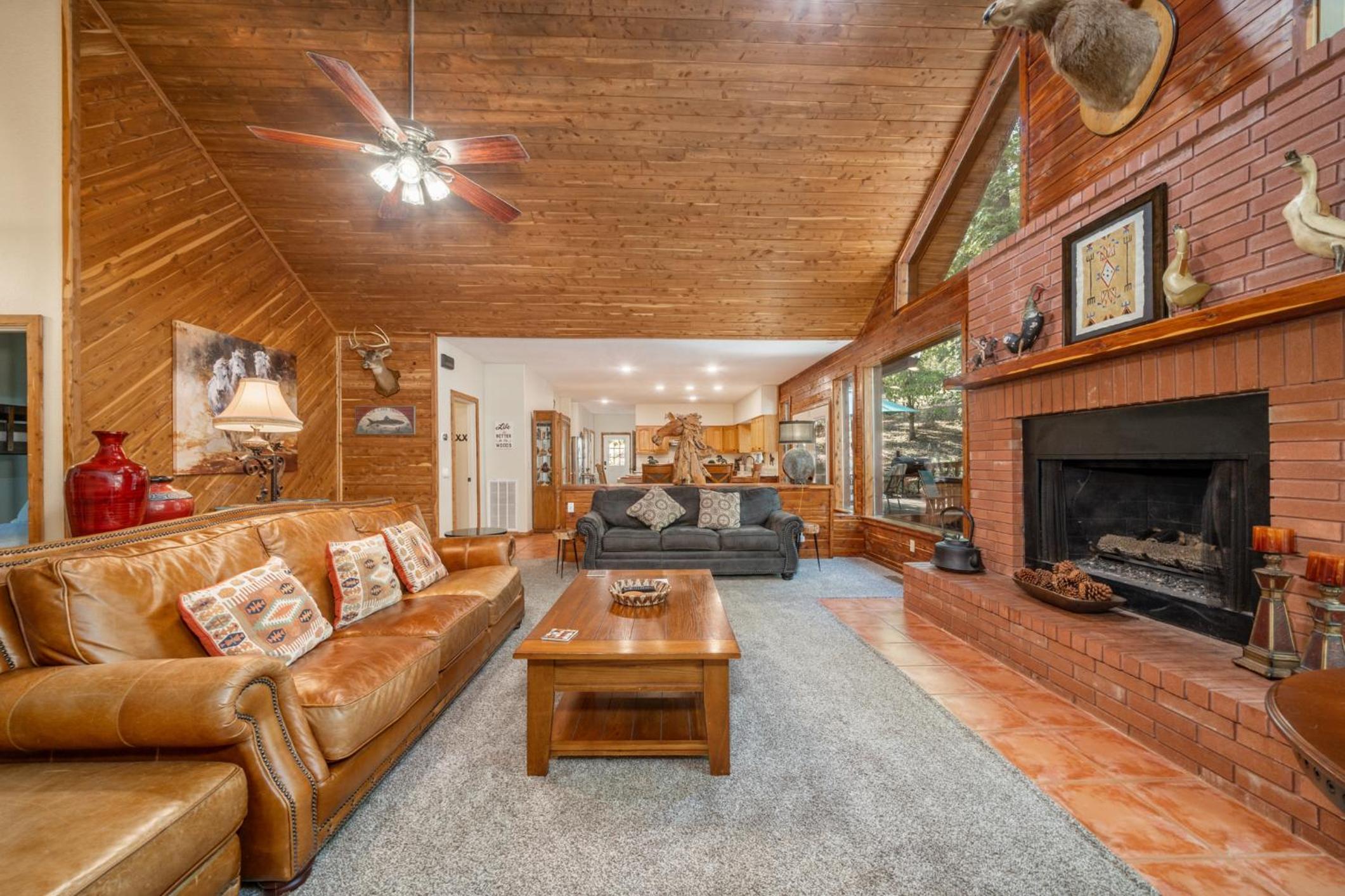 Luxury Rock Creek Cabin w Deck by Lake Hamilton
