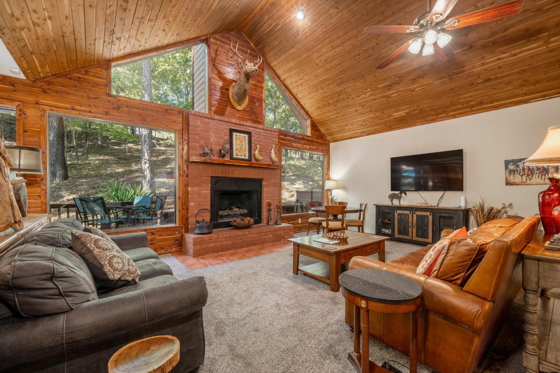 Luxury Rock Creek Cabin w Deck by Lake Hamilton