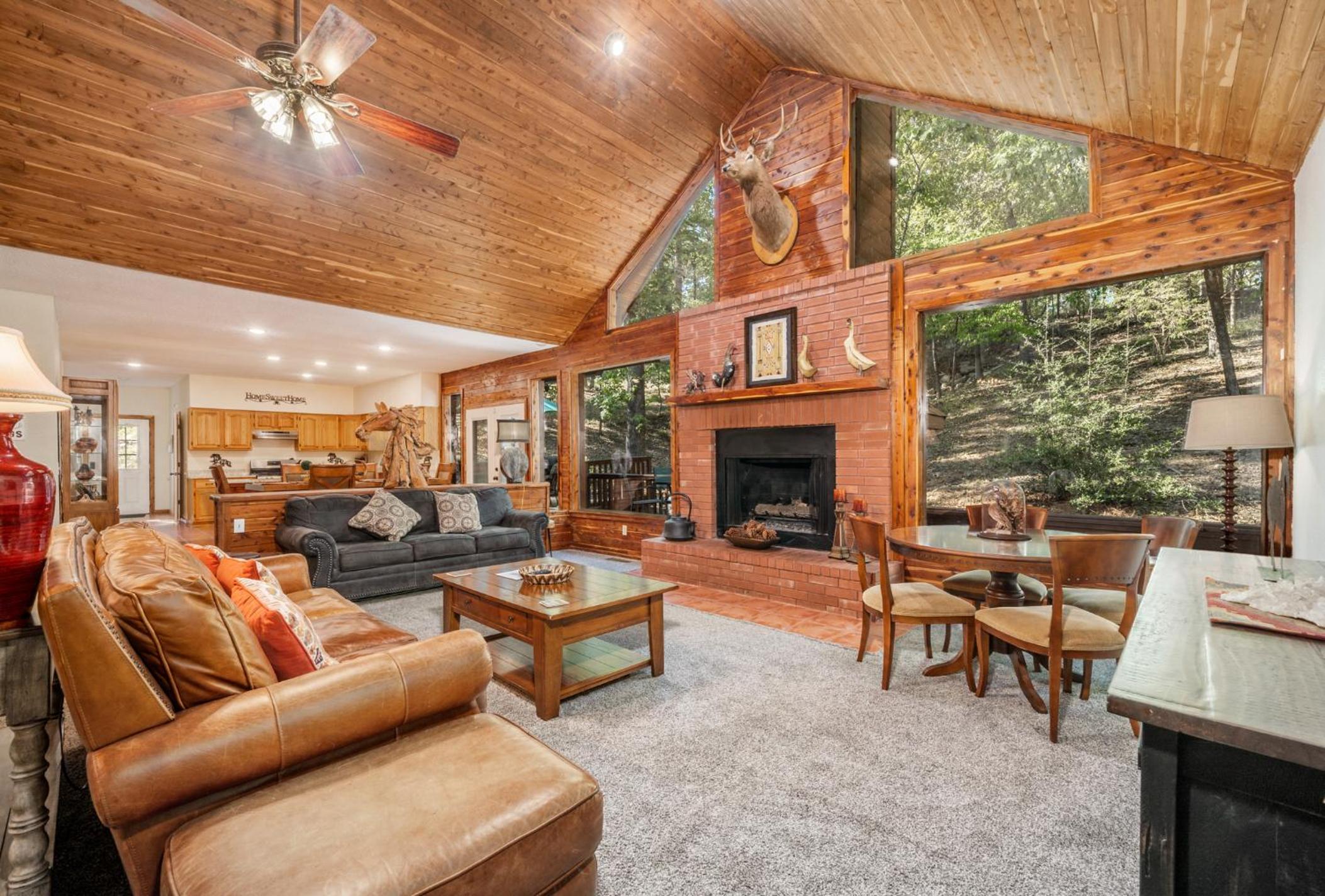 Luxury Rock Creek Cabin w Deck by Lake Hamilton