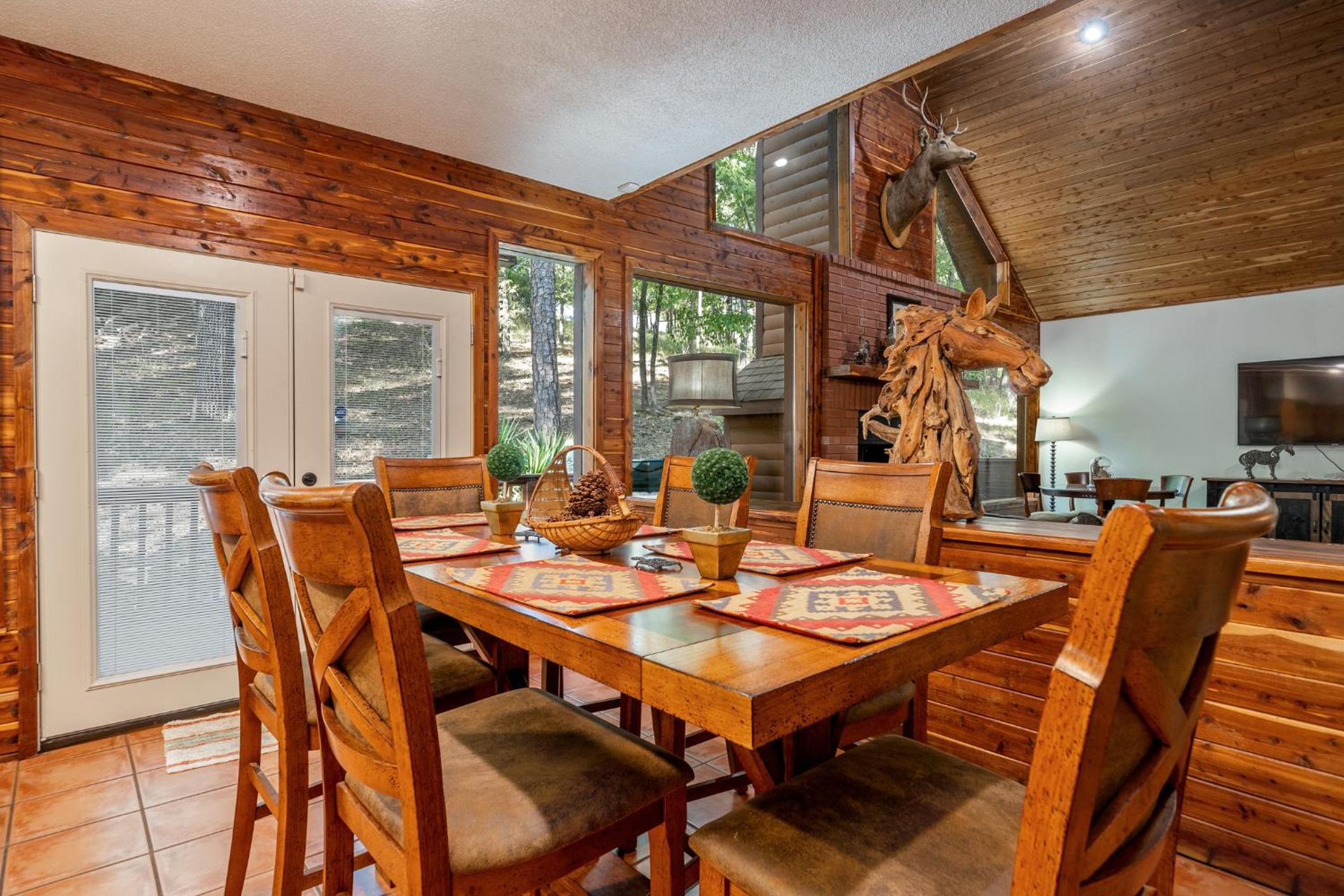 Luxury Rock Creek Cabin w Deck by Lake Hamilton
