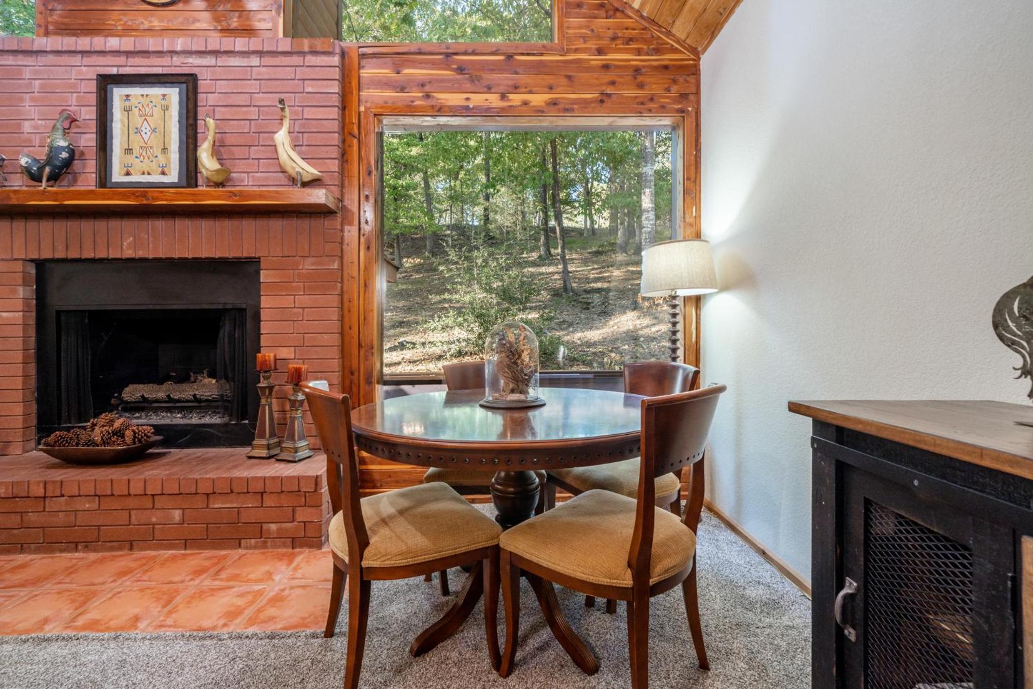 Luxury Rock Creek Cabin w Deck by Lake Hamilton