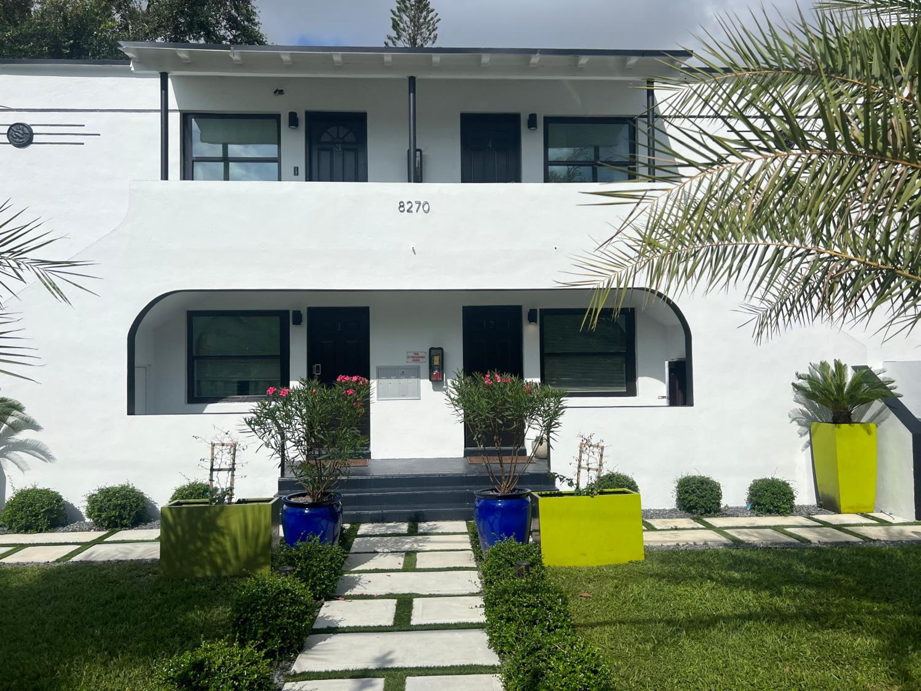 3 Seasons at the Carrington 3 Two Bedroom 1 Bath Apts -6 Bedrooms 3 bathrooms and 3 bedroom 2 bathroom Villa