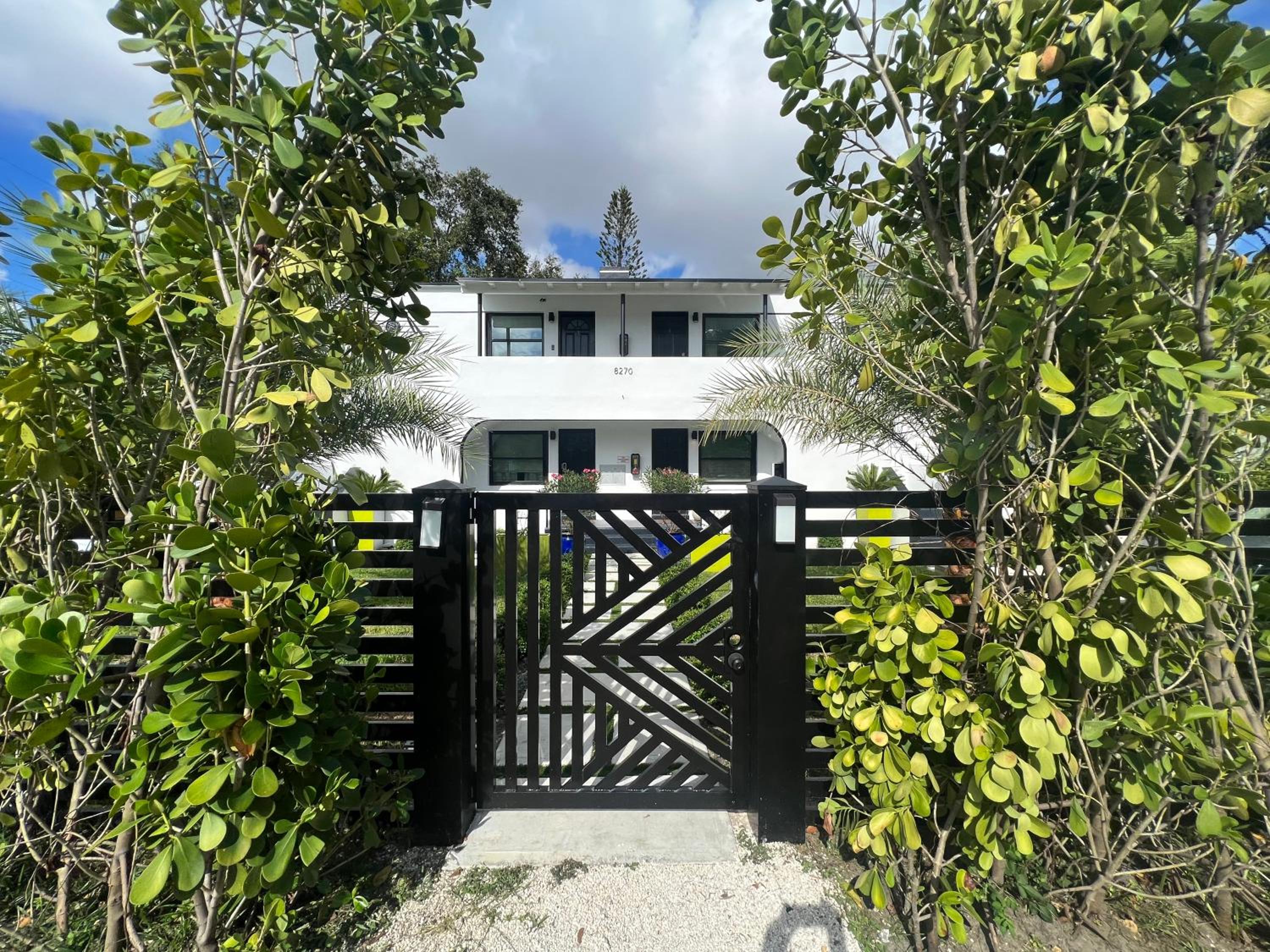 3 Seasons at the Carrington 3 Two Bedroom 1 Bath Apts -6 Bedrooms 3 bathrooms and 3 bedroom 2 bathroom Villa