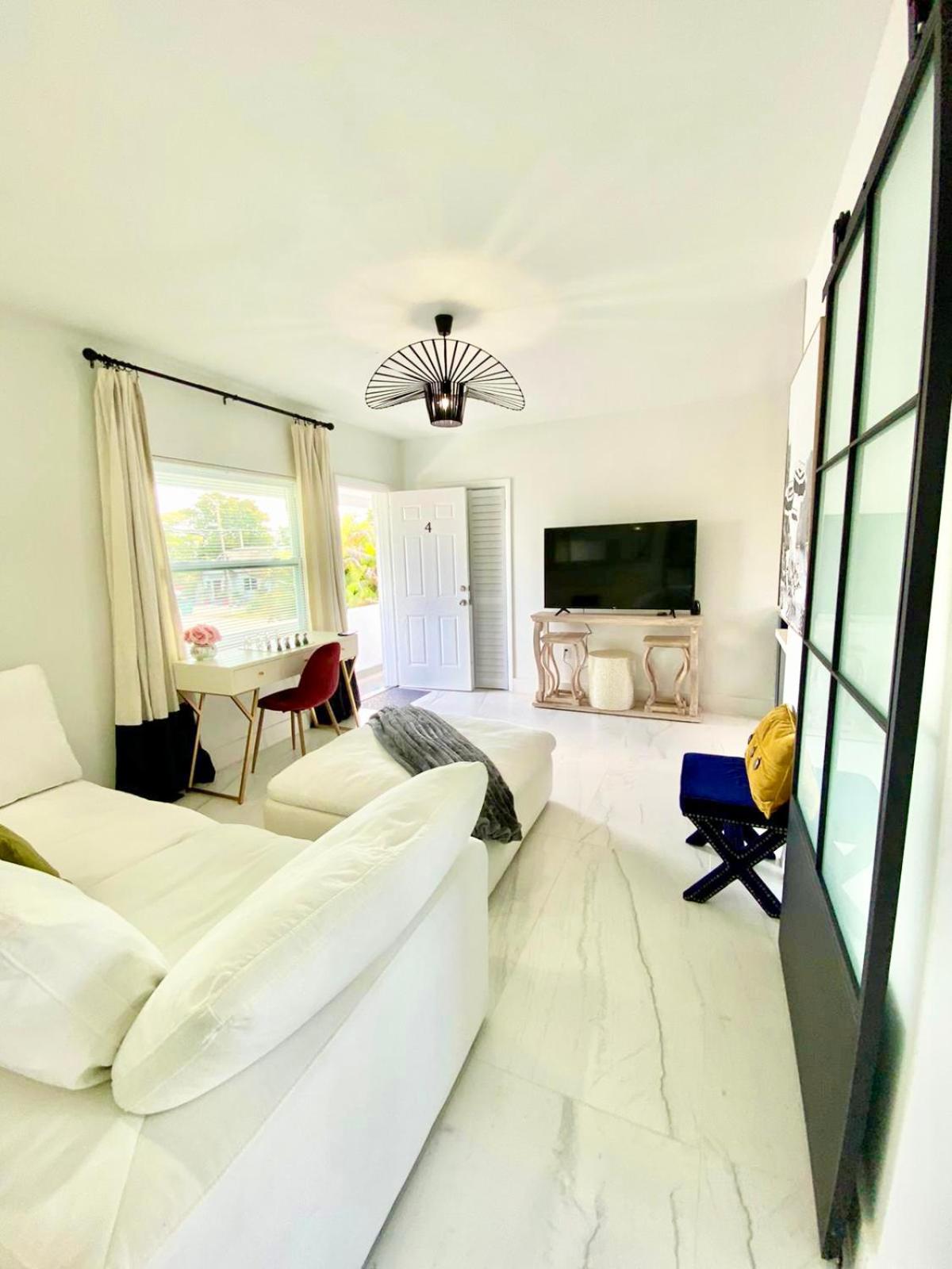 3 Seasons at the Carrington 3 Two Bedroom 1 Bath Apts -6 Bedrooms 3 bathrooms and 3 bedroom 2 bathroom Villa