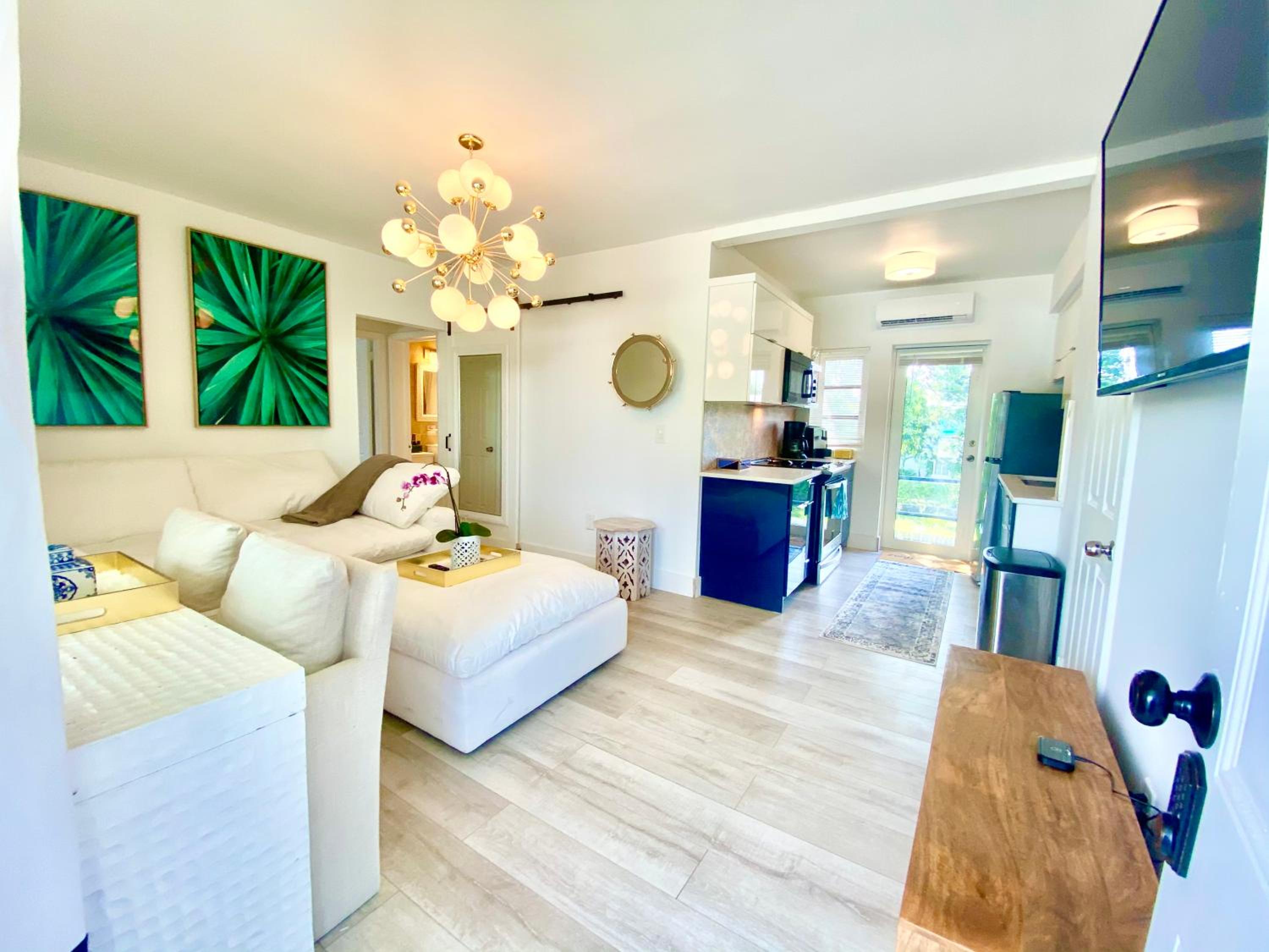 3 Seasons at the Carrington 3 Two Bedroom 1 Bath Apts -6 Bedrooms 3 bathrooms and 3 bedroom 2 bathroom Villa