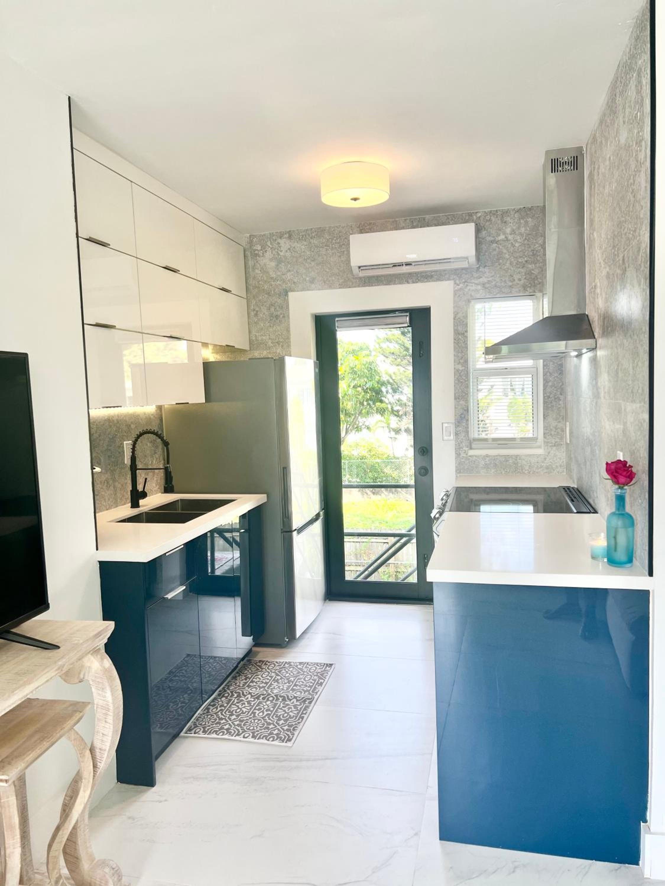 3 Seasons at the Carrington 3 Two Bedroom 1 Bath Apts -6 Bedrooms 3 bathrooms and 3 bedroom 2 bathroom Villa