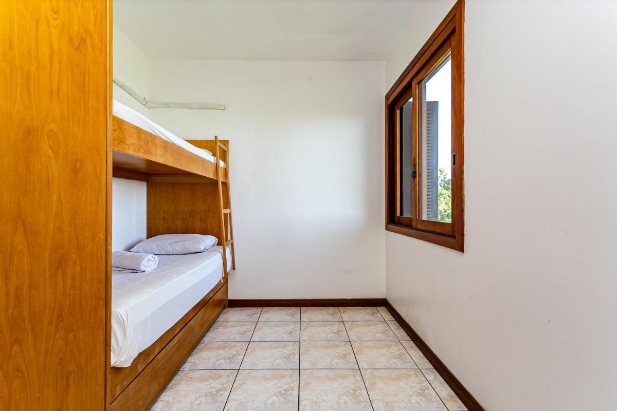 Apto c/ sacada a 5 min da praia em Canajurê CRO206