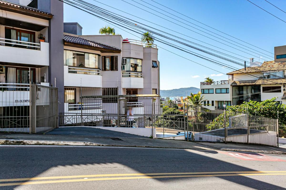 Apto c/ sacada a 5 min da praia em Canajurê CRO206