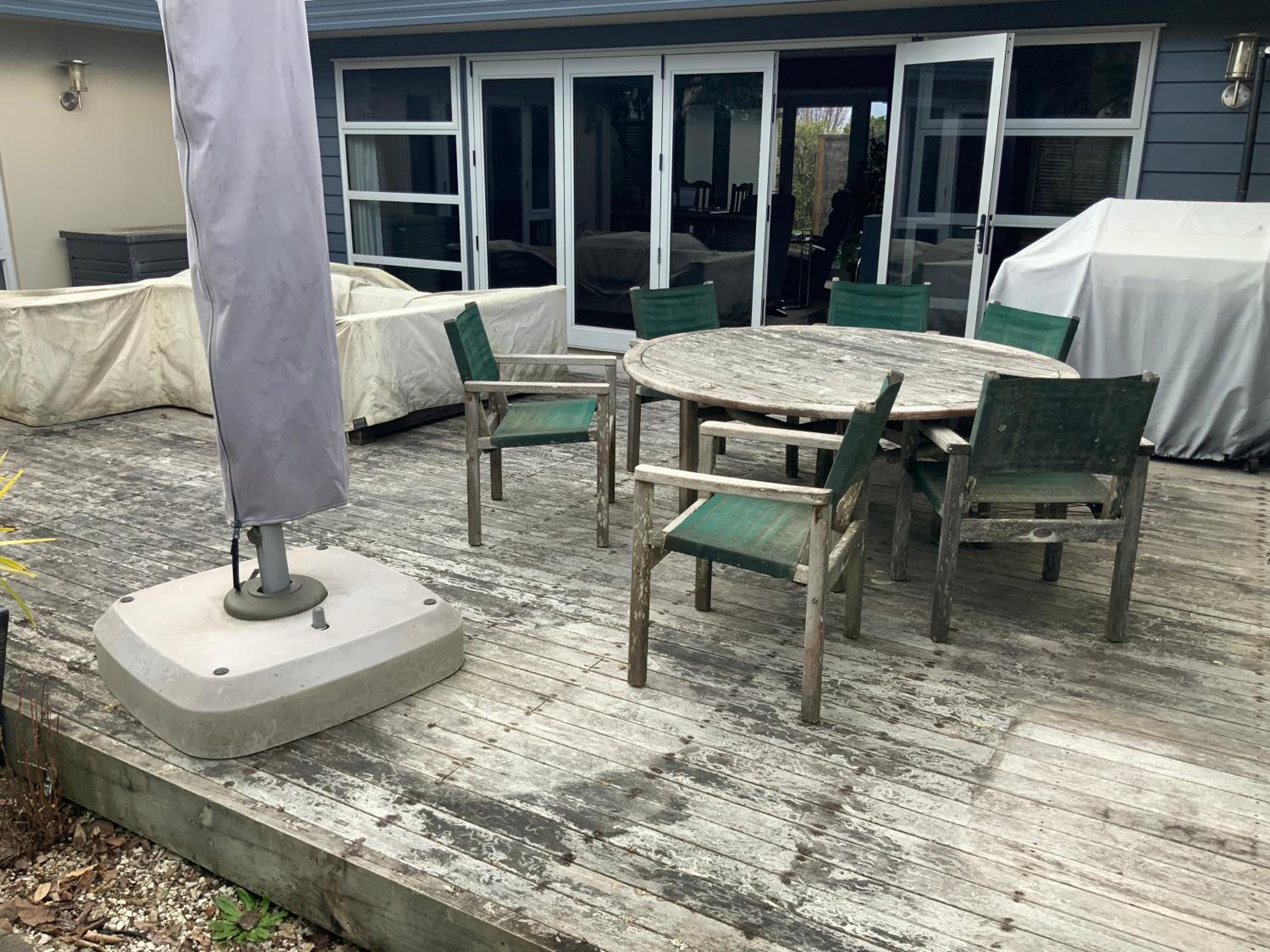 Large stand alone home with two living areas.