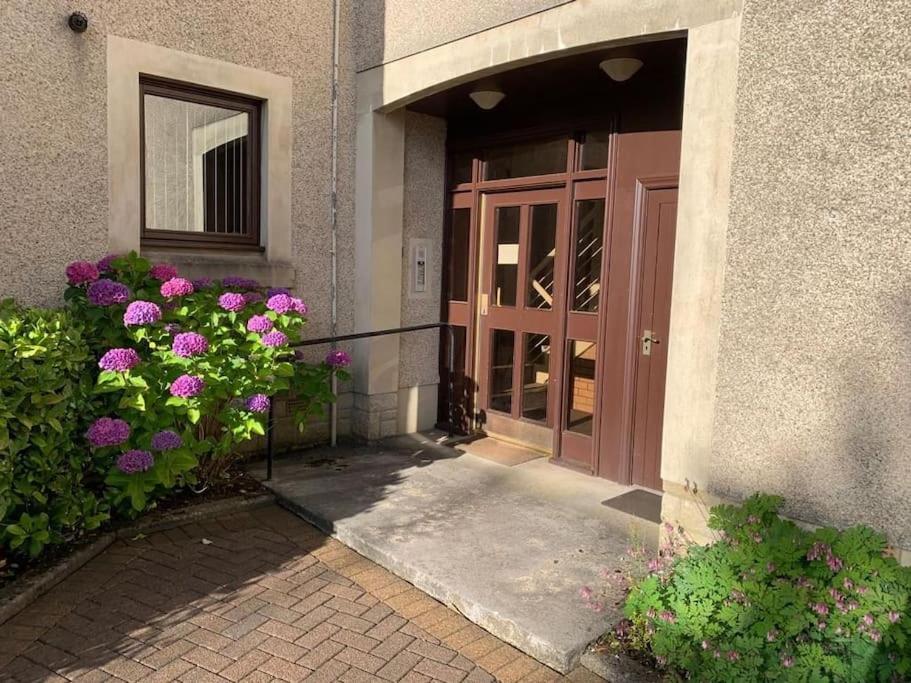 Teith court apartment with private parking. view 2