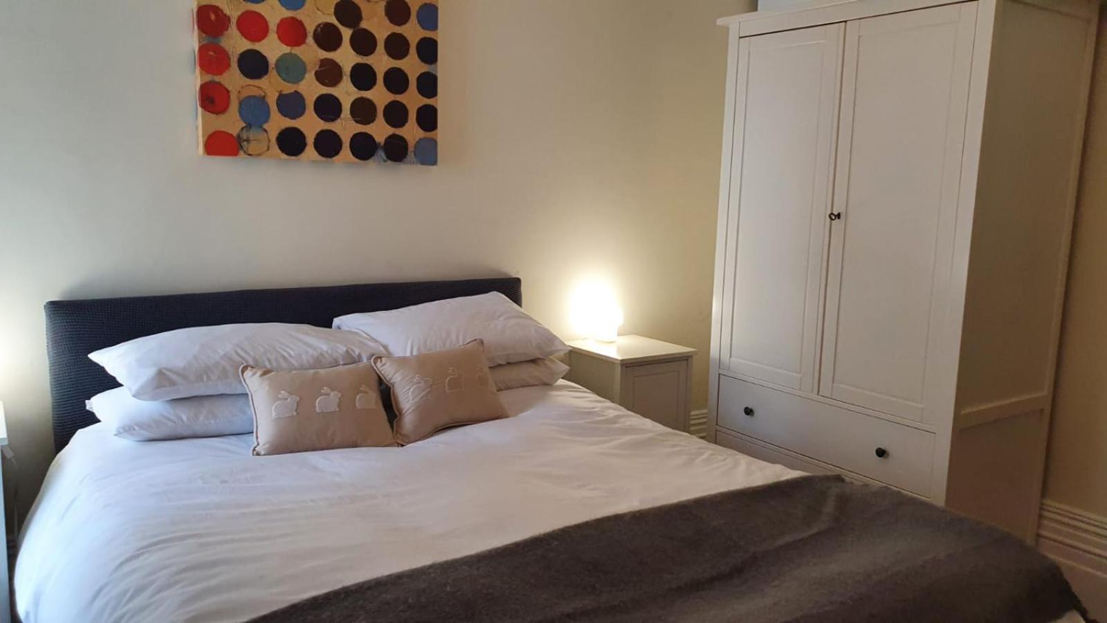 Spacious Central London 2 Bedroom Mansion Block Apartment view 5