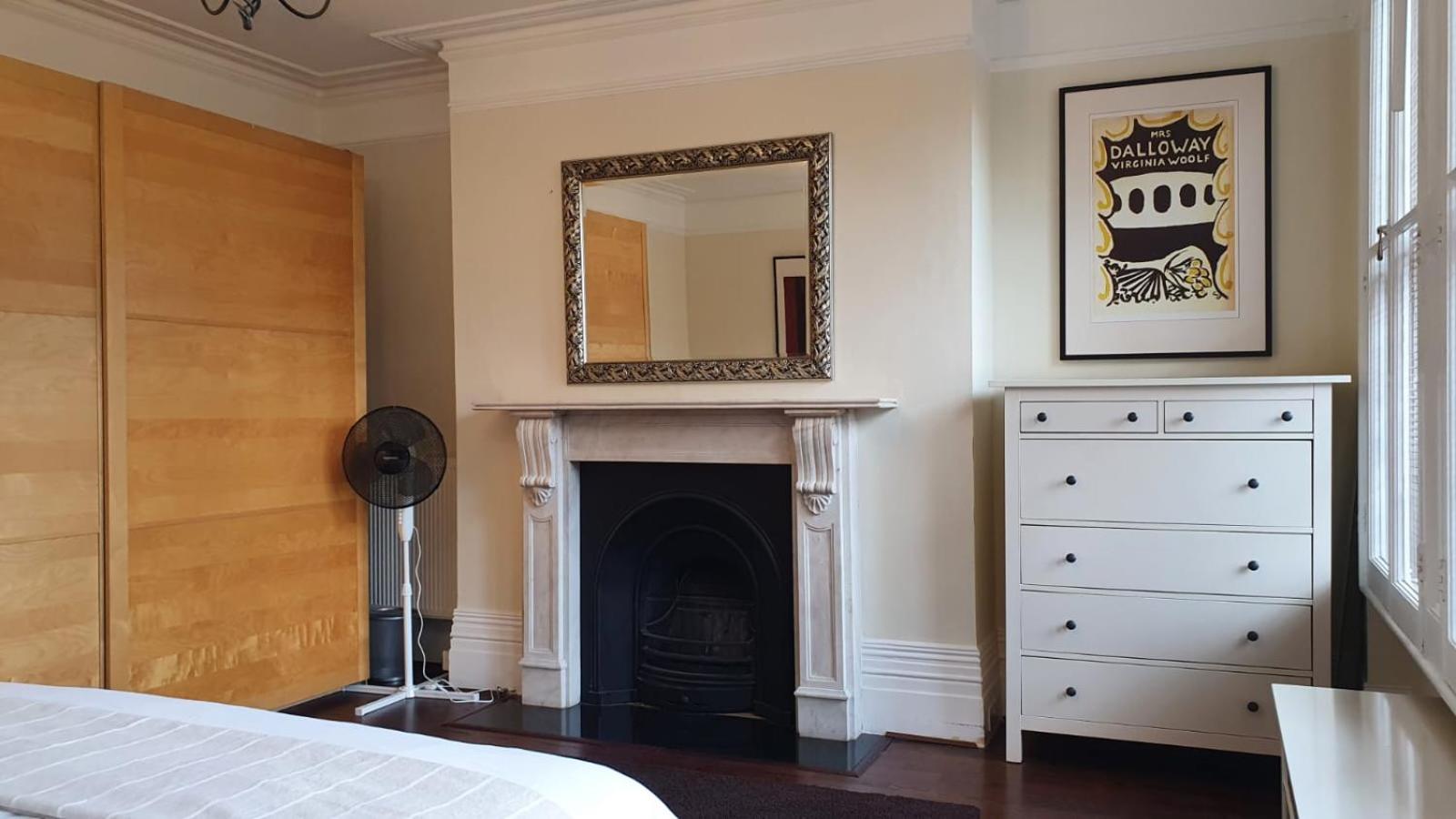 Spacious Central London 2 Bedroom Mansion Block Apartment view 3