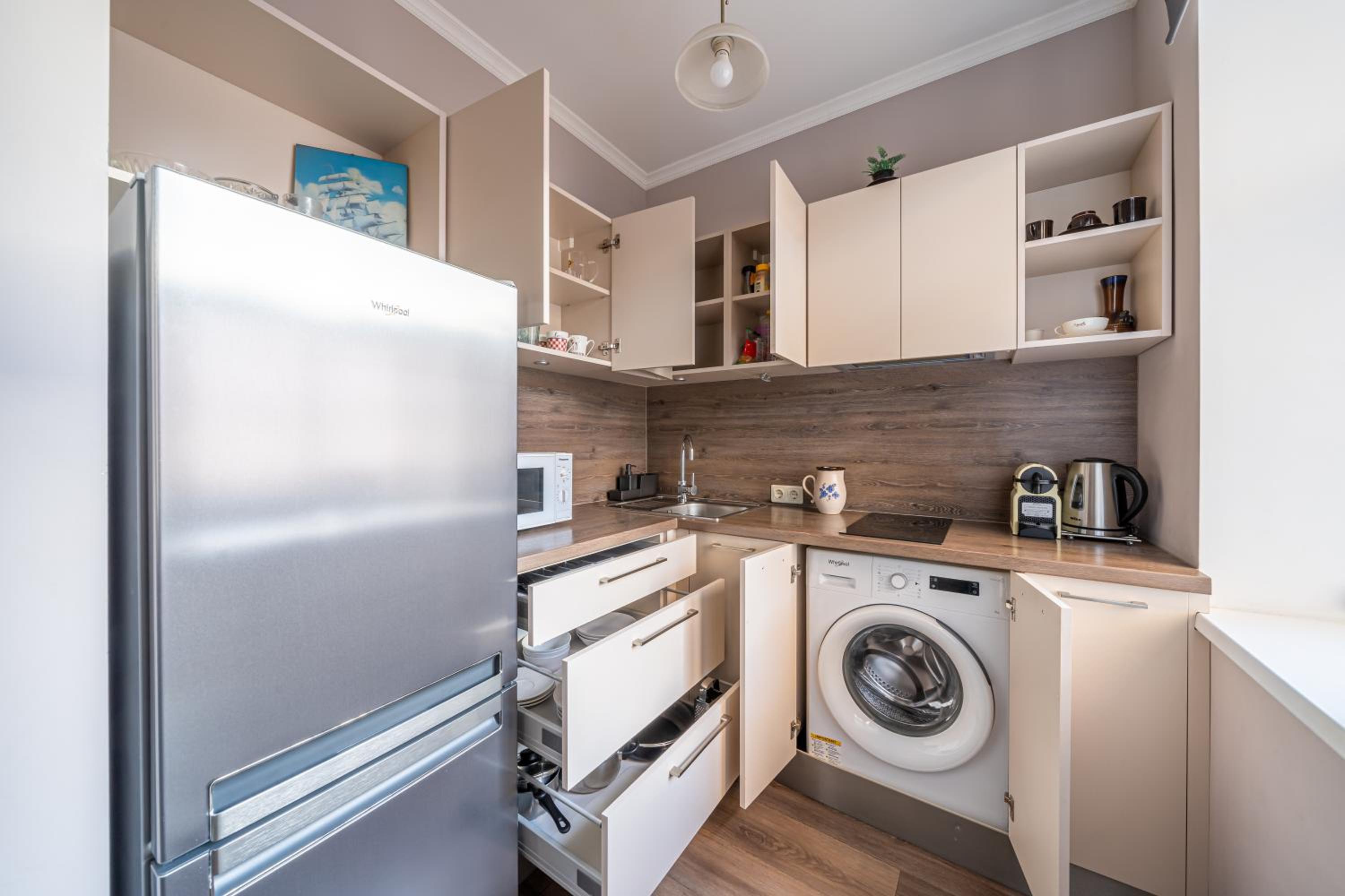 Stylish Latvian Classic 1-Bedroom Apartment Near City Center, Parks & Public Transport Links view 5