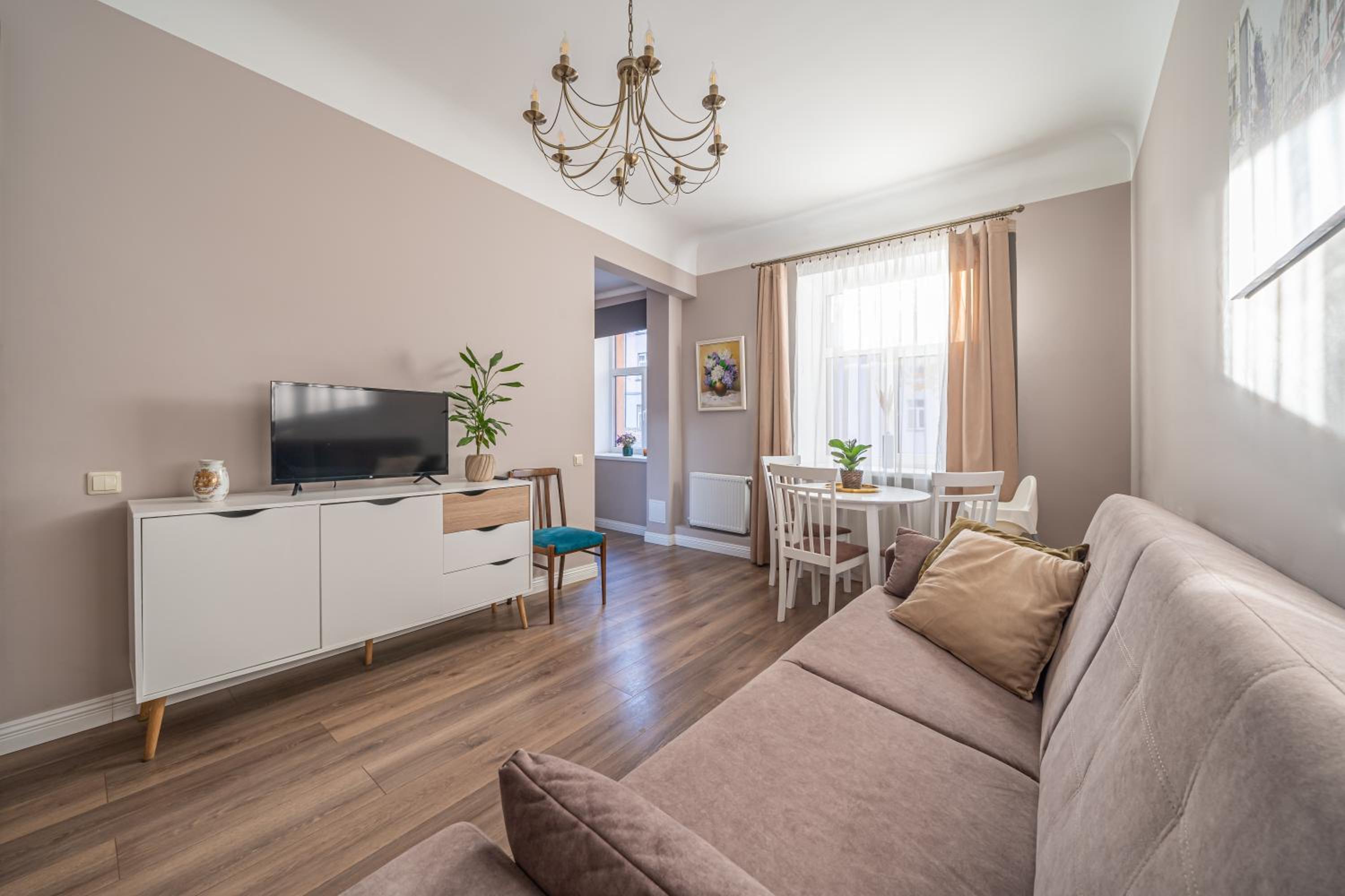 Stylish Latvian Classic 1-Bedroom Apartment Near City Center, Parks & Public Transport Links view 3