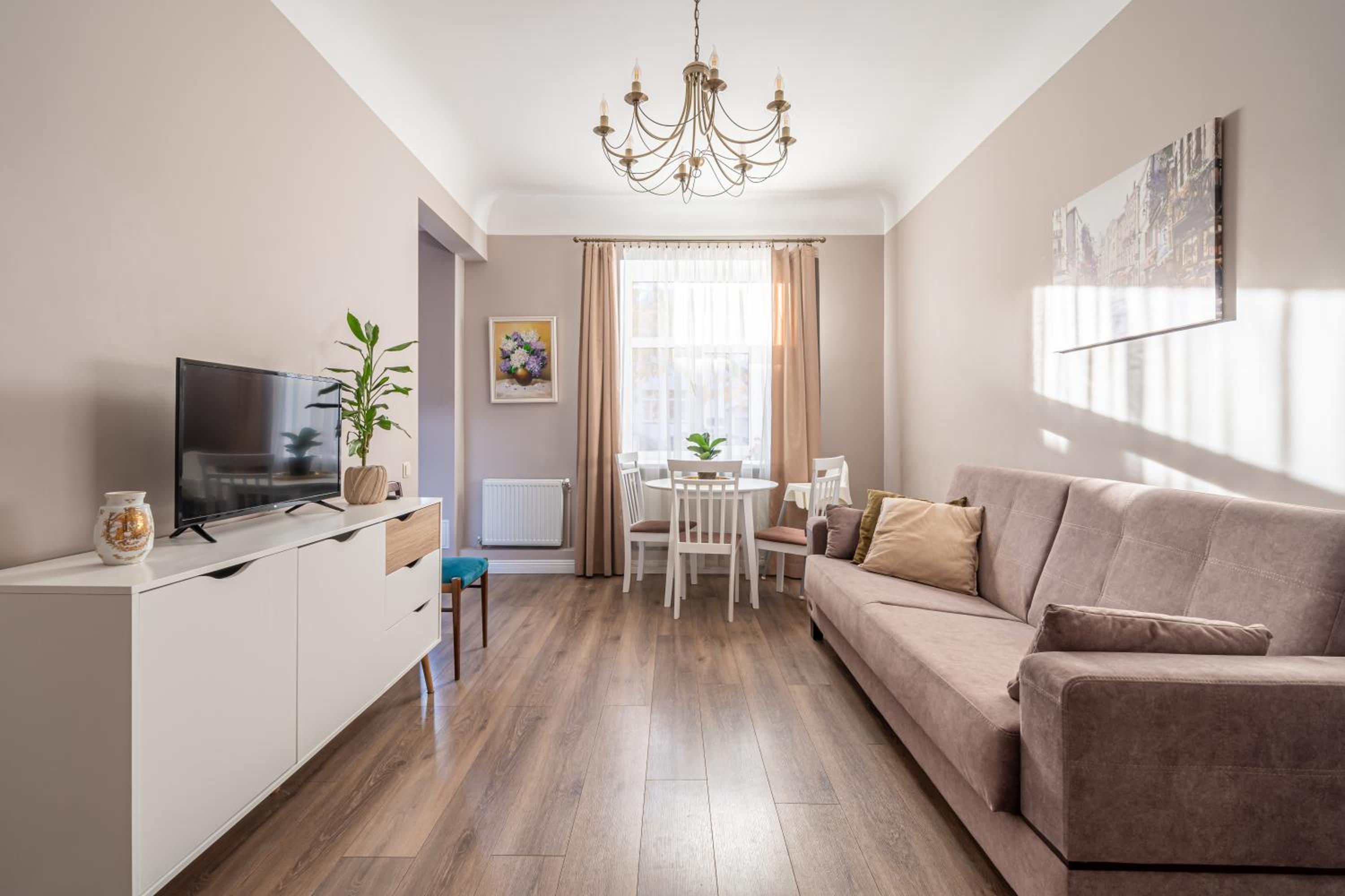 Stylish Latvian Classic 1-Bedroom Apartment Near City Center, Parks & Public Transport Links view 2
