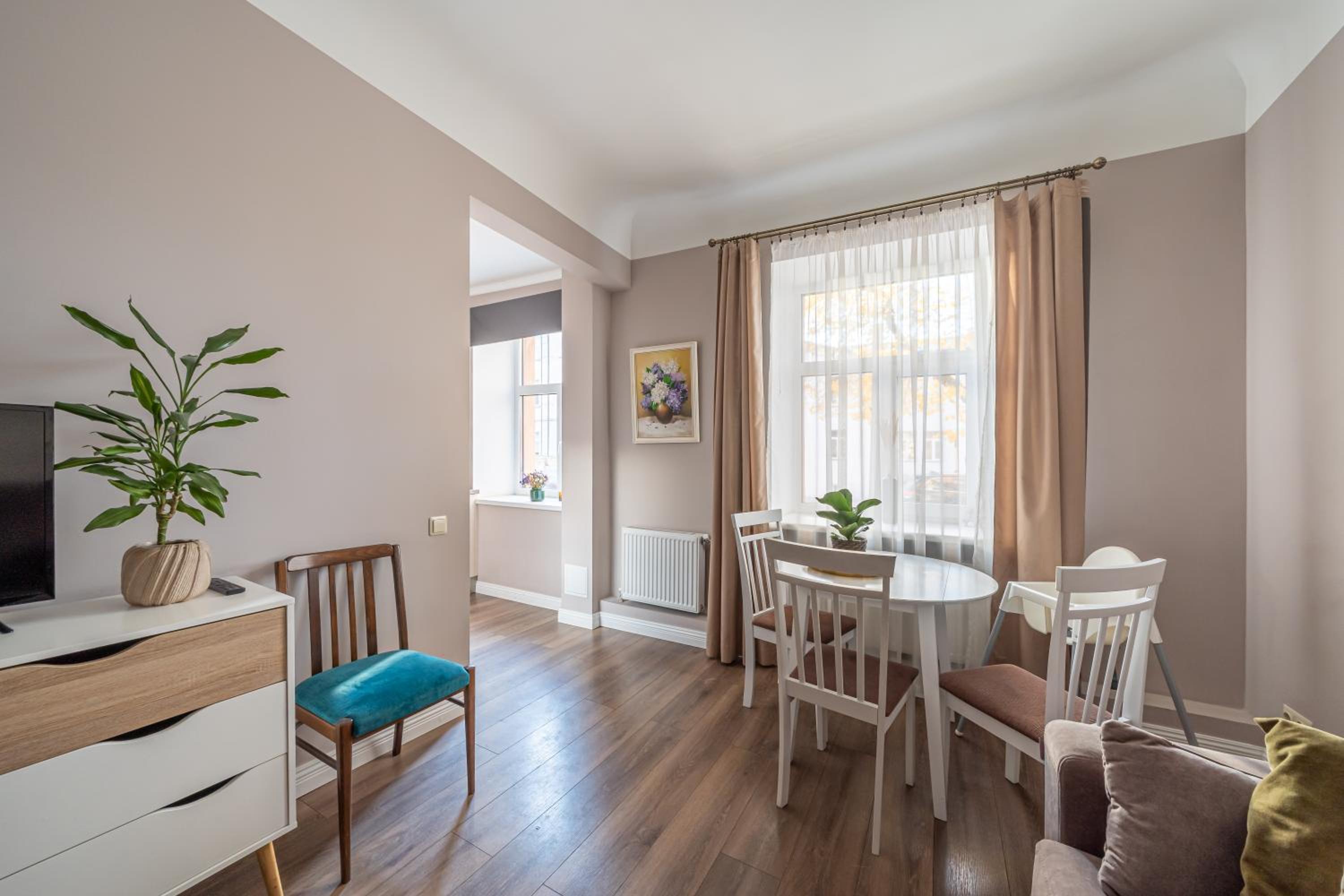 Stylish Latvian Classic 1-Bedroom Apartment Near City Center, Parks & Public Transport Links view 4