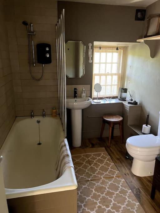 TY CAPEL ABERSOCH beaches, comfy beds, super Wi-Fi, TV, wood fires, garden, bbq view 3