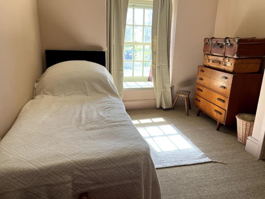 TY CAPEL ABERSOCH beaches, comfy beds, super Wi-Fi, TV, wood fires, garden, bbq view 2