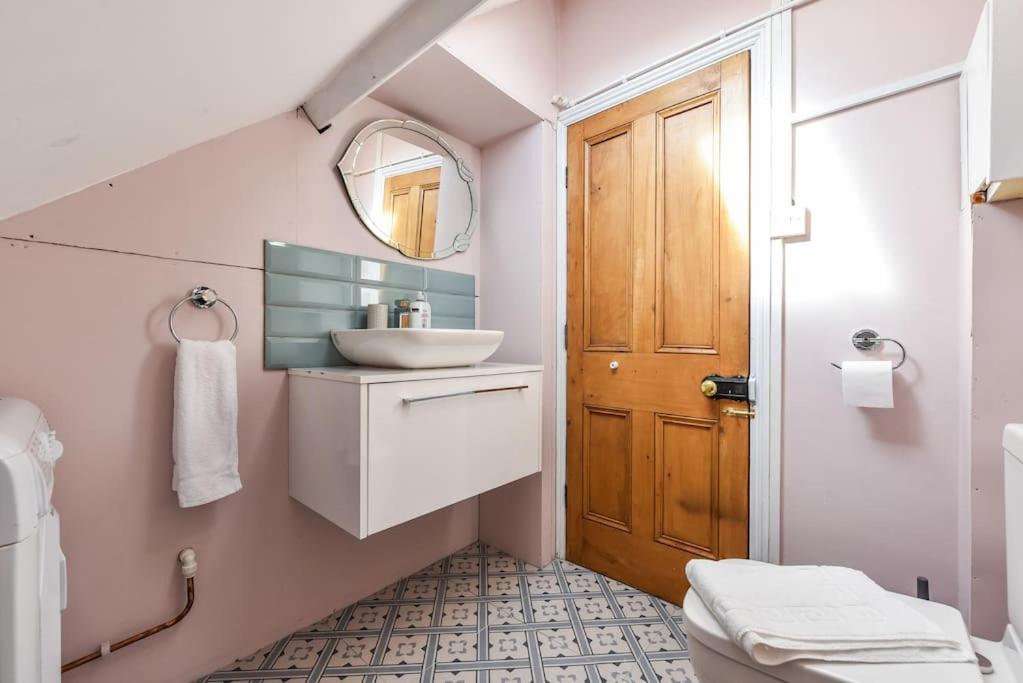 Traditional 3-Bed Property in Pontcanna with Parking