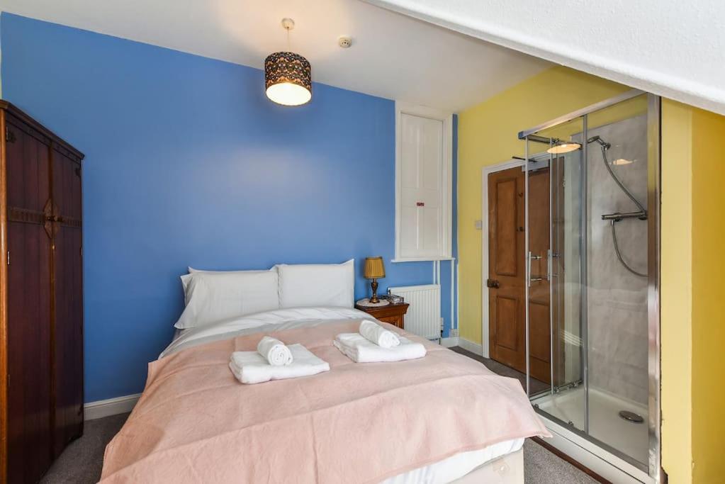 Traditional 3-Bed Property in Pontcanna with Parking