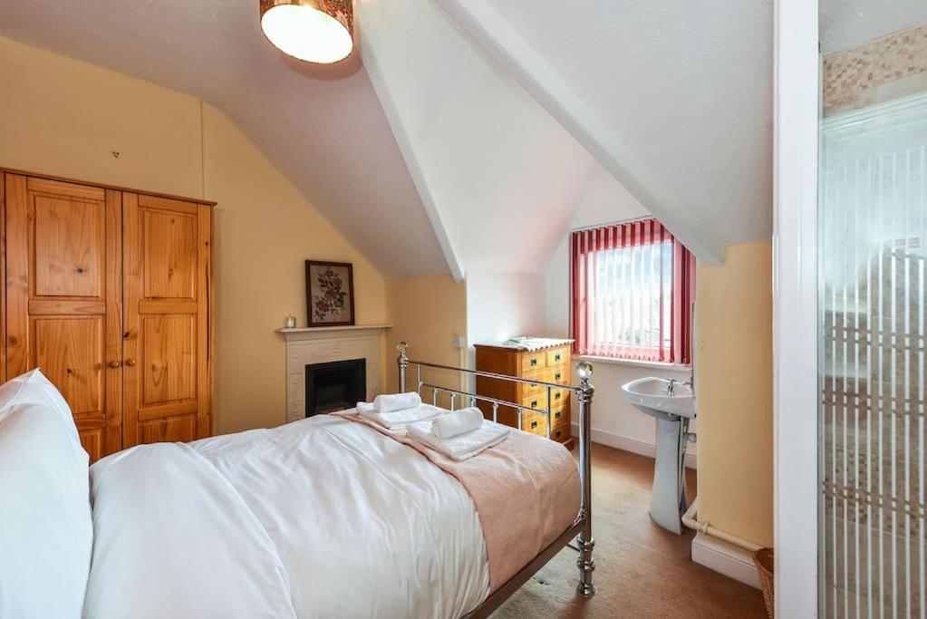 Traditional 3-Bed Property in Pontcanna with Parking