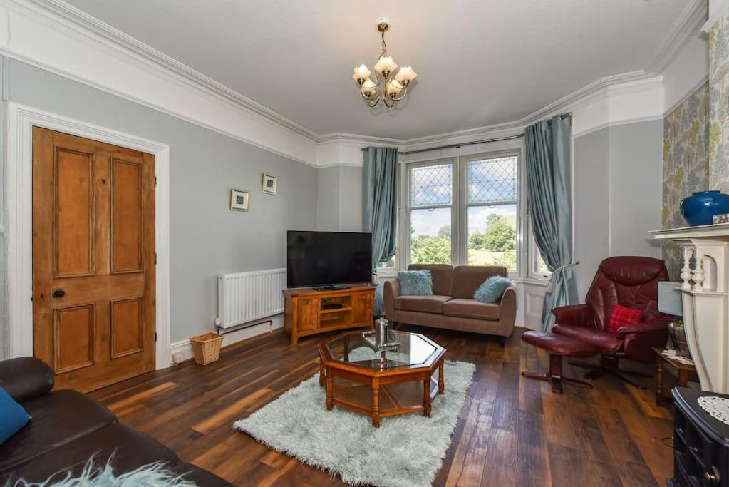 Traditional 3-Bed Property in Pontcanna with Parking