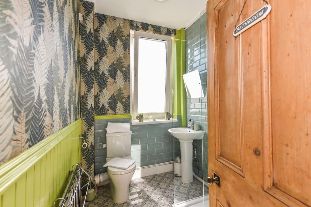 Traditional 3-Bed Property in Pontcanna with Parking