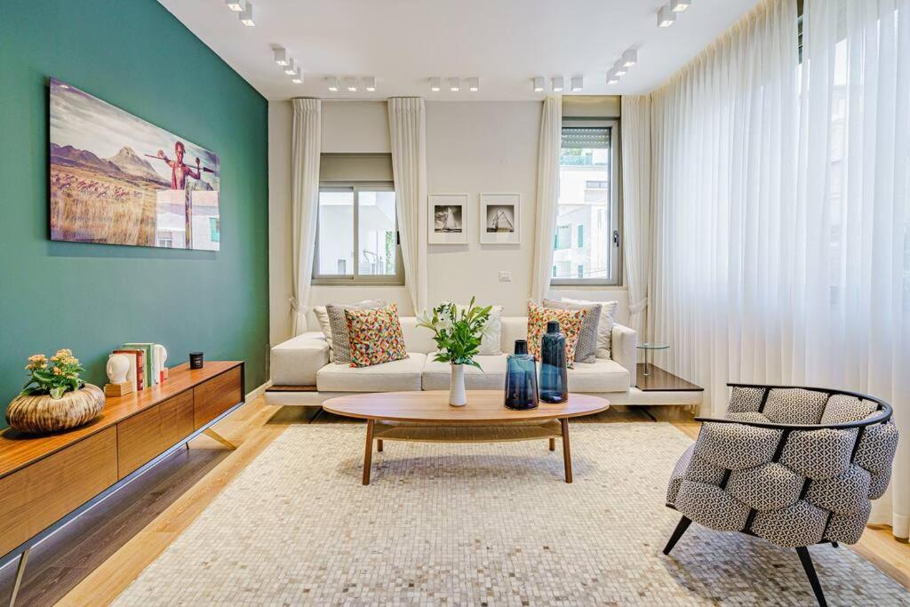 Unique 2BR in Yohanan Hasandler by Holiday-Rentals view 2
