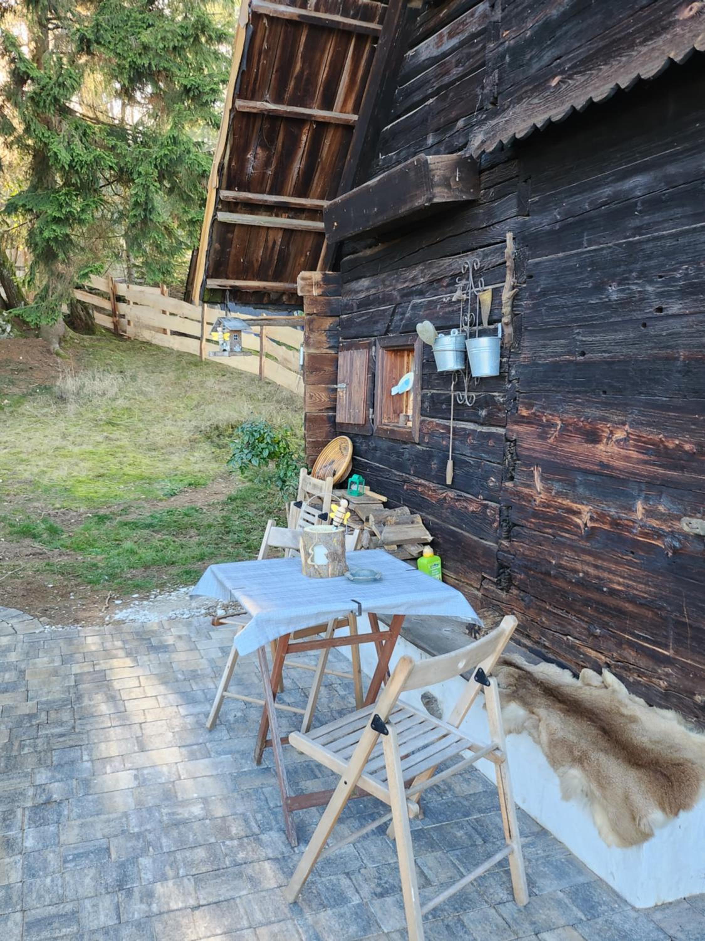 Urige Waldbienenhütte
