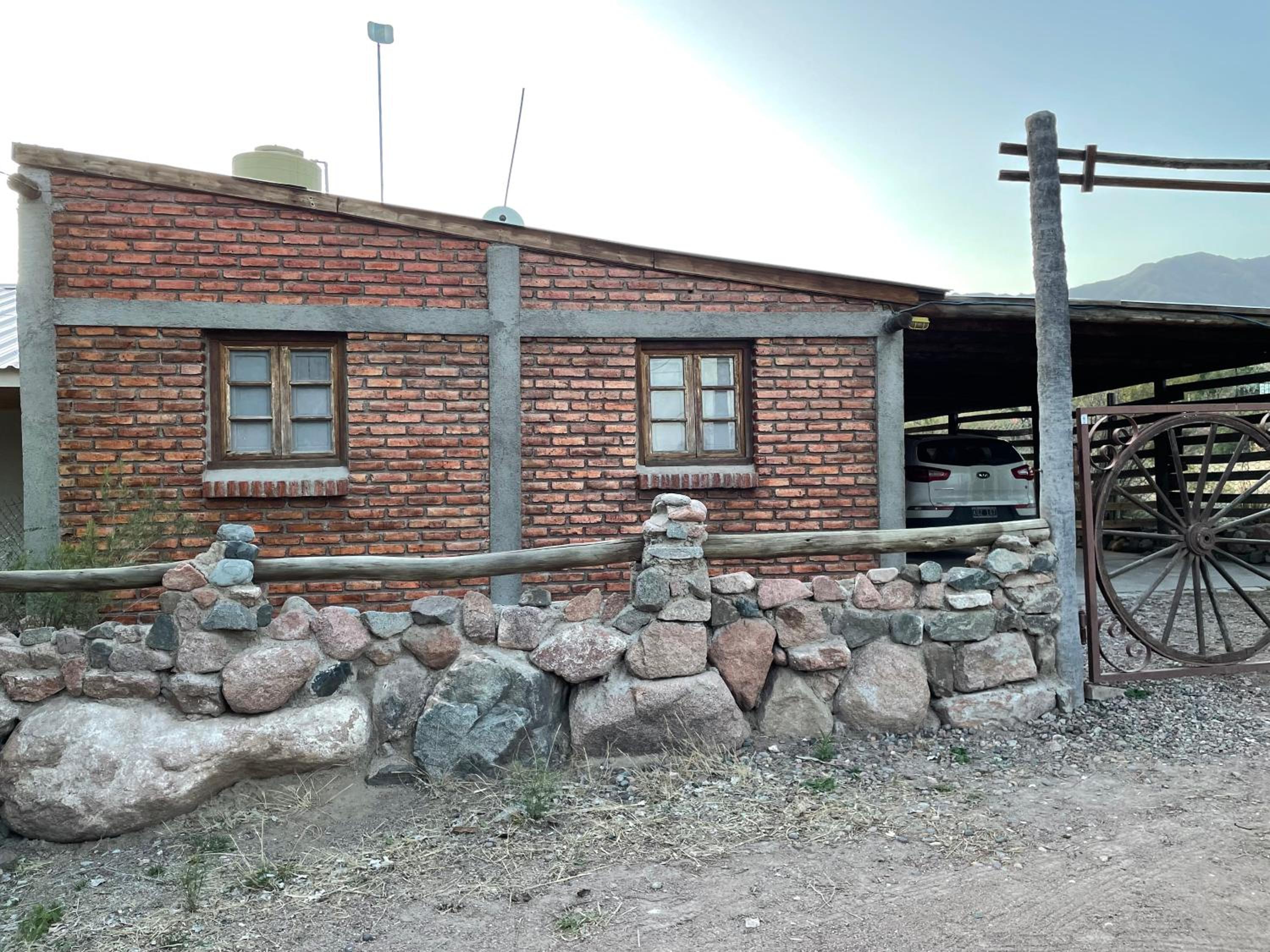 Andes Sol y río cabañas vacacionales en la montaña mendoza