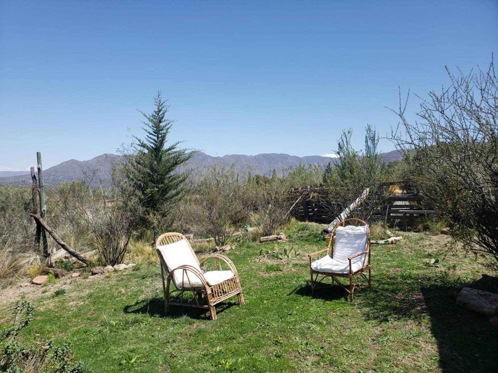Andes Sol y río cabañas vacacionales en la montaña mendoza