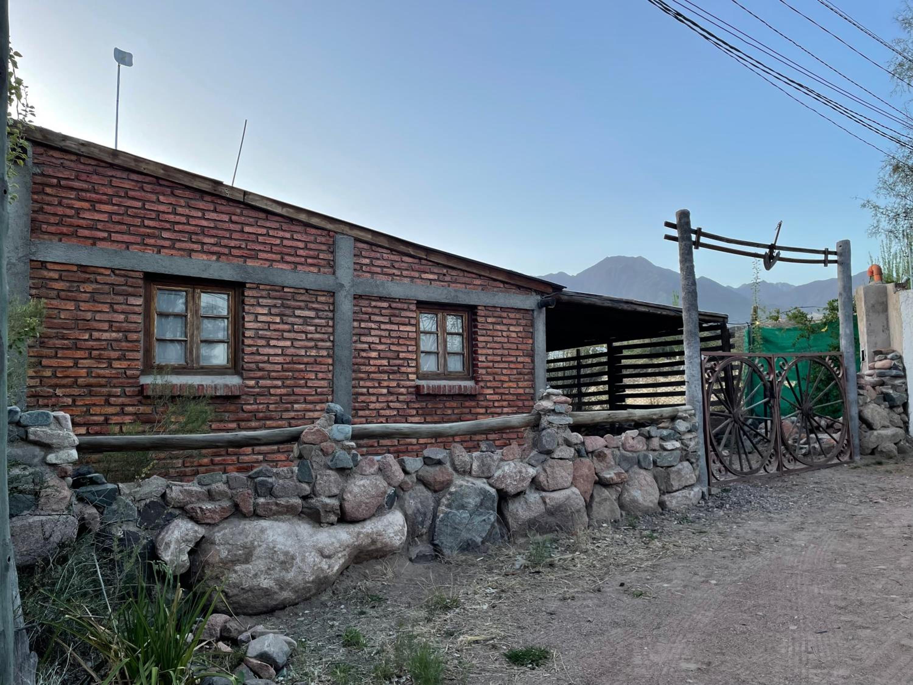 Andes Sol y río cabañas vacacionales en la montaña mendoza