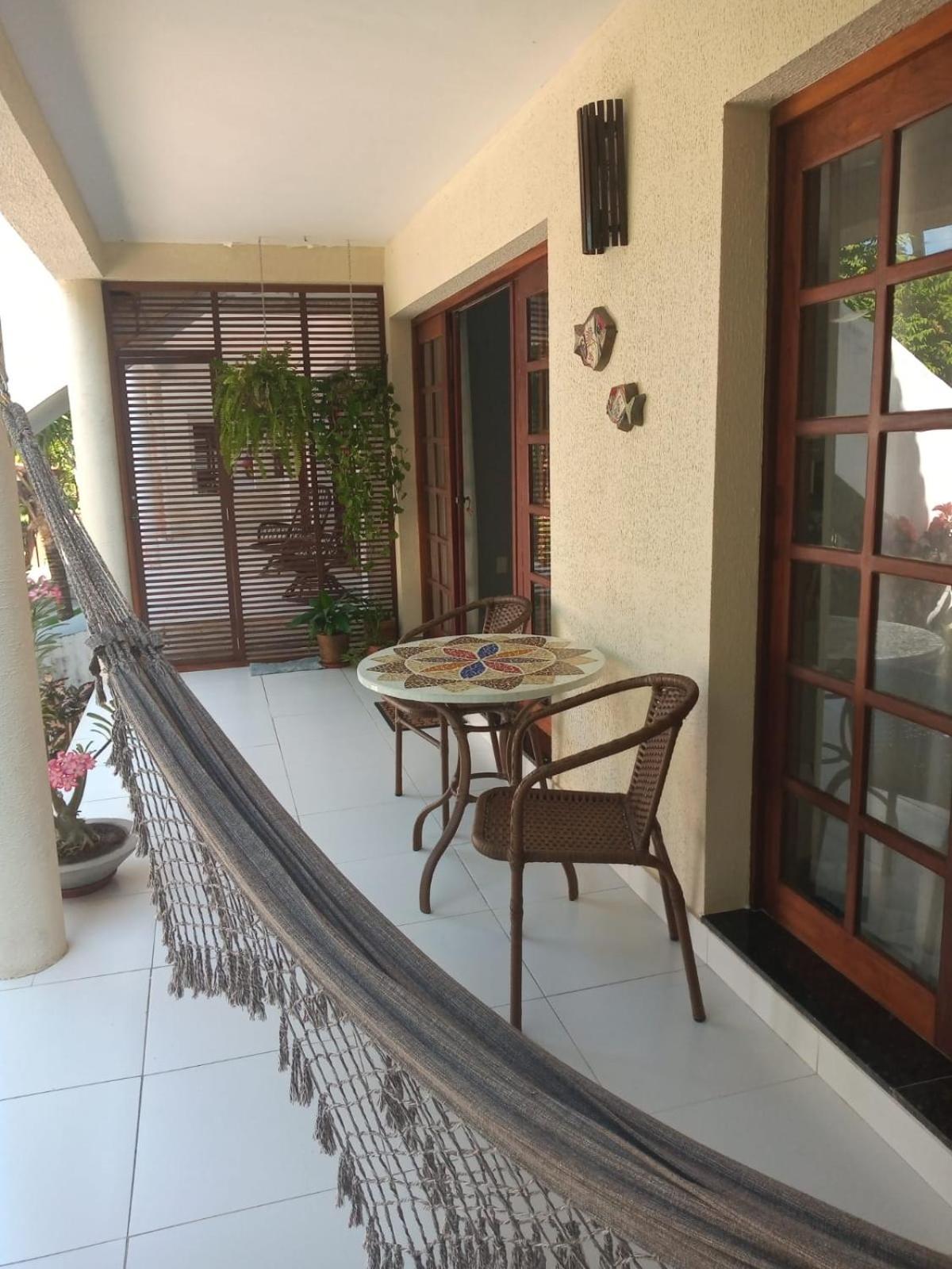 Casa aconchegante em condomínio arborizado