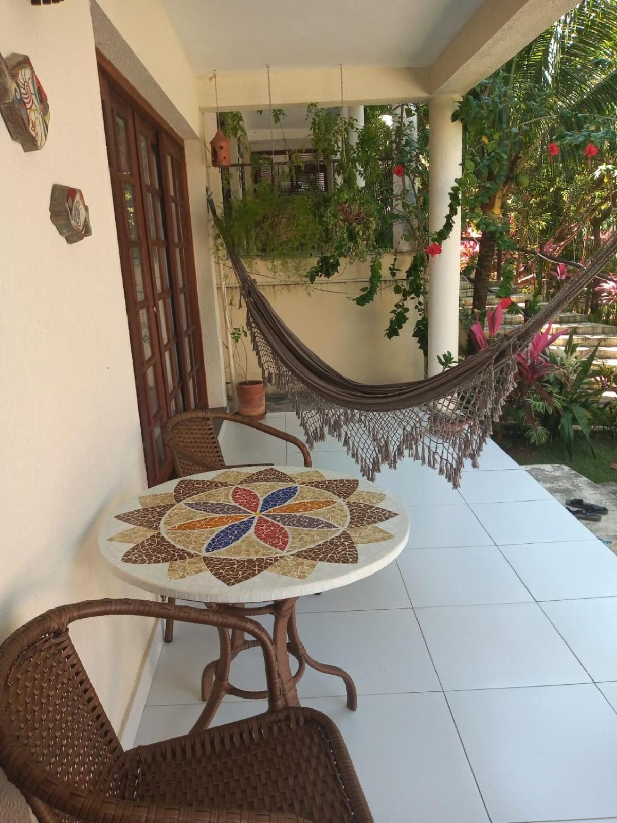 Casa aconchegante em condomínio arborizado