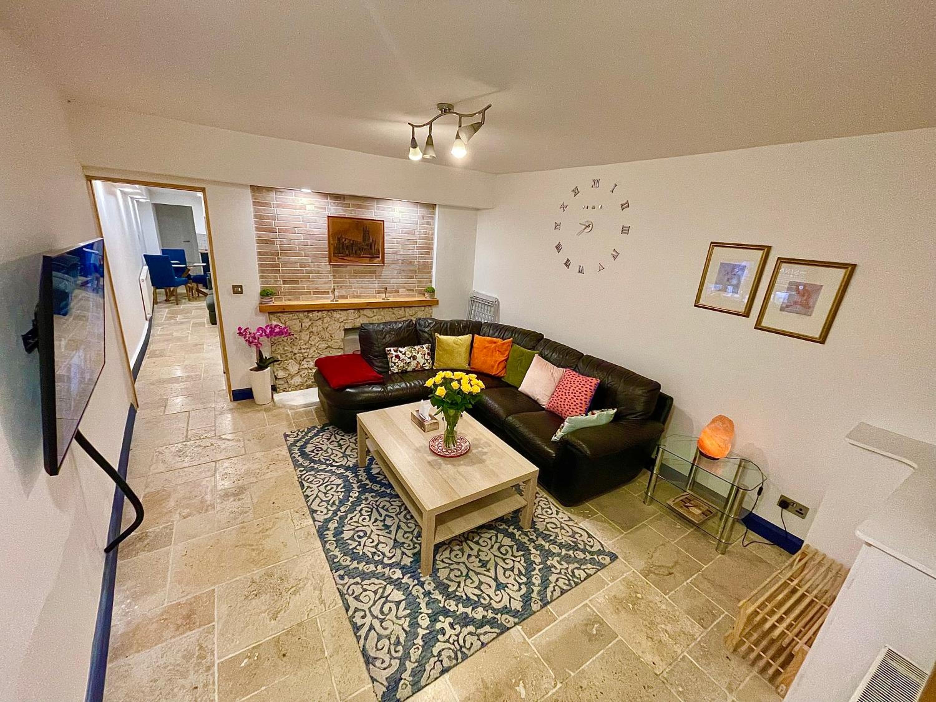 Gloucester Vacations - Cathedral view Cottage - Property Image 1