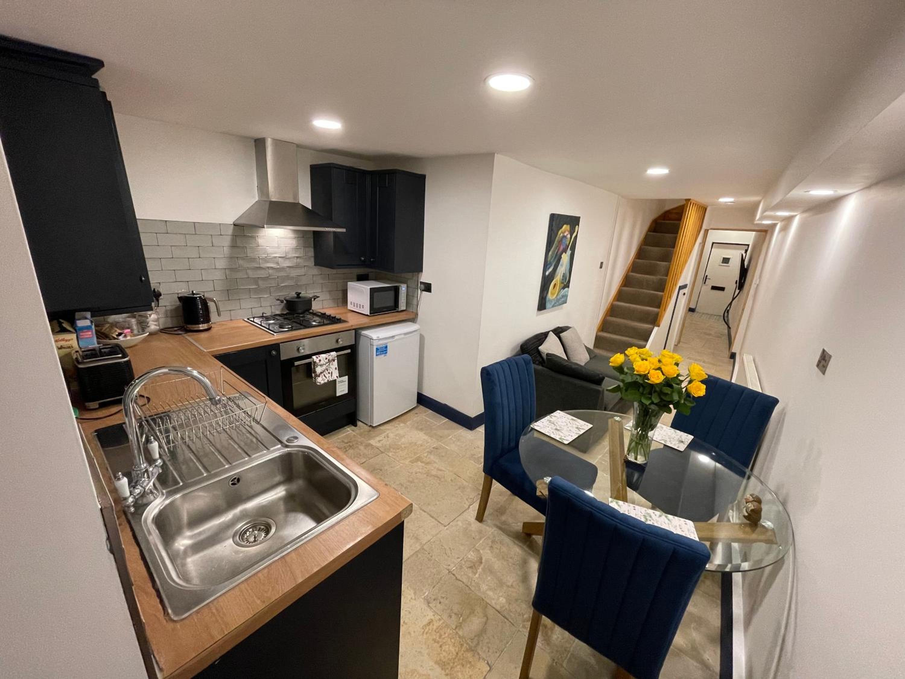 Gloucester Vacations - Cathedral view Cottage - Property Image 3