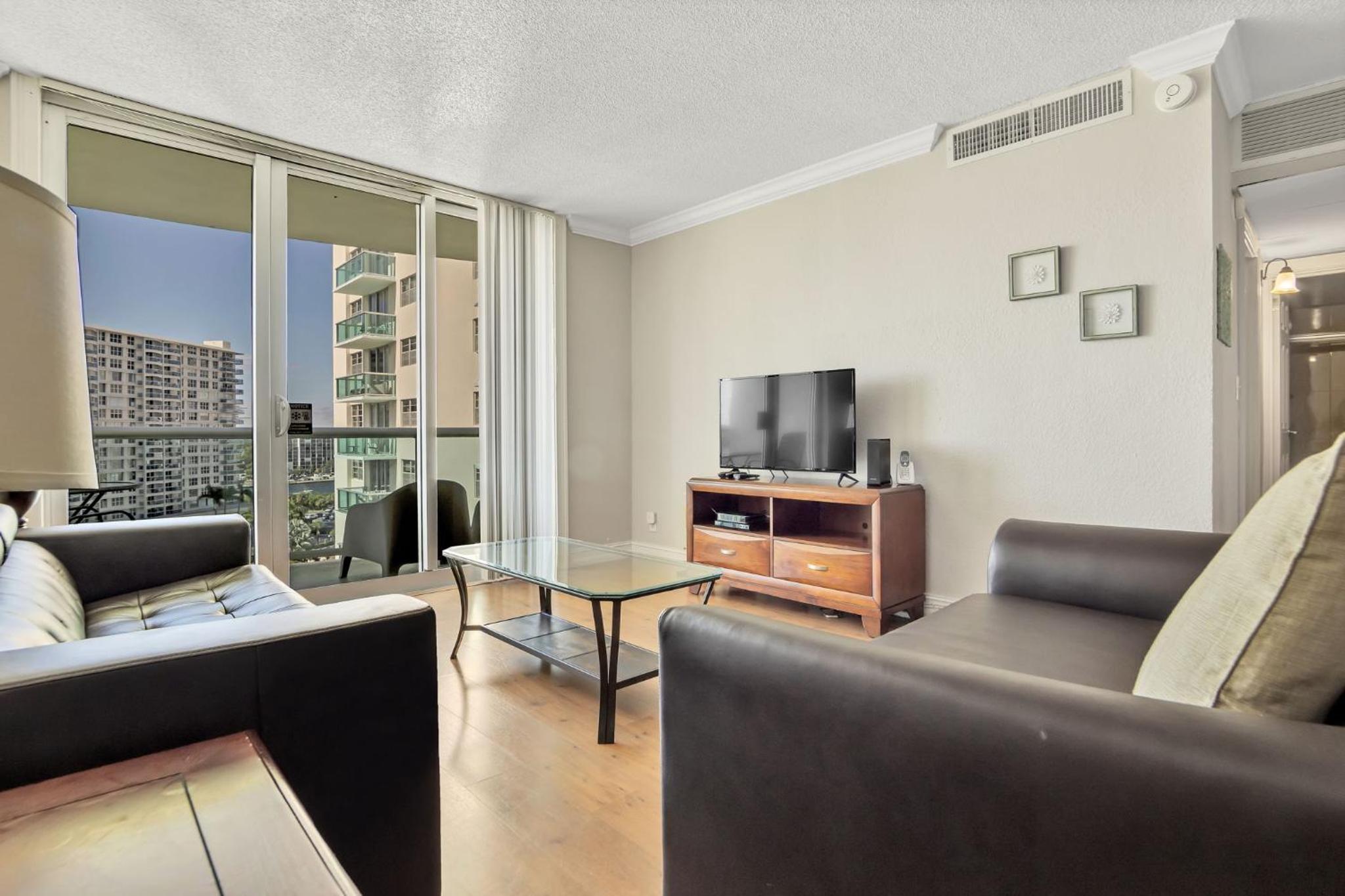 THE TIDES 1 bedroom apt 10 floor WE ARE ON THE BEACH! view 3