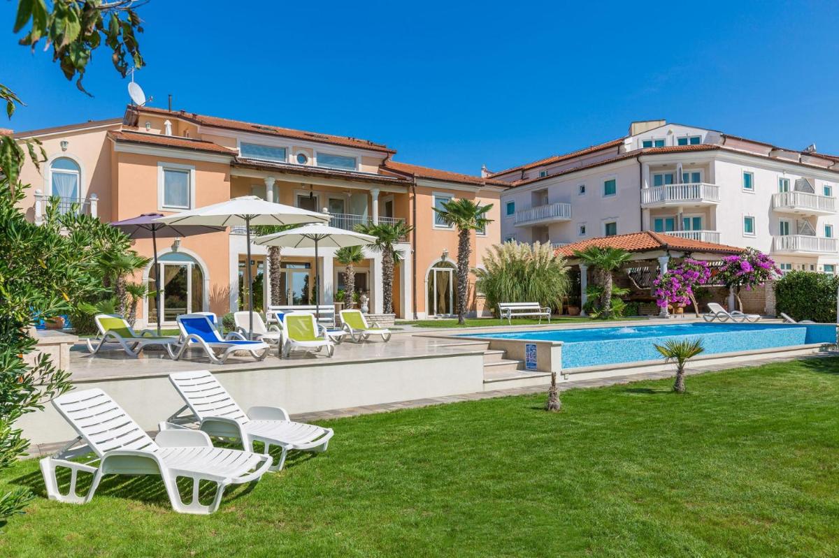 Apartments Fimi- with swimming pool view 2