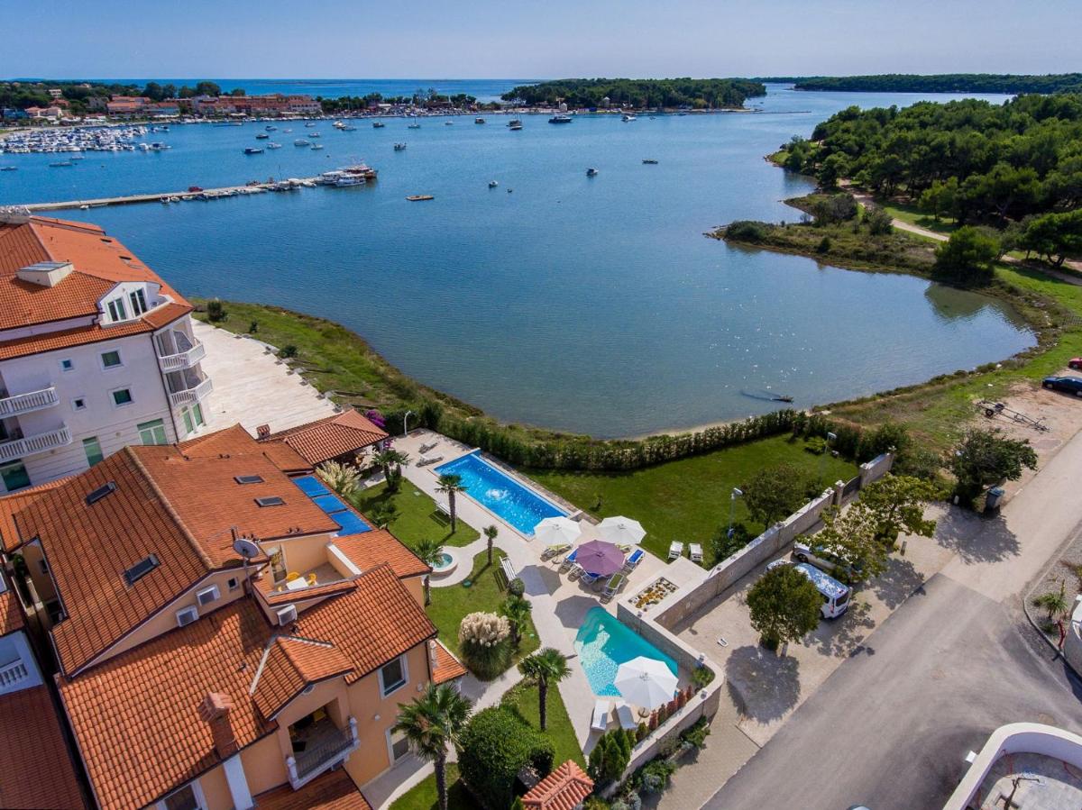 Apartments Fimi- with swimming pool view 4