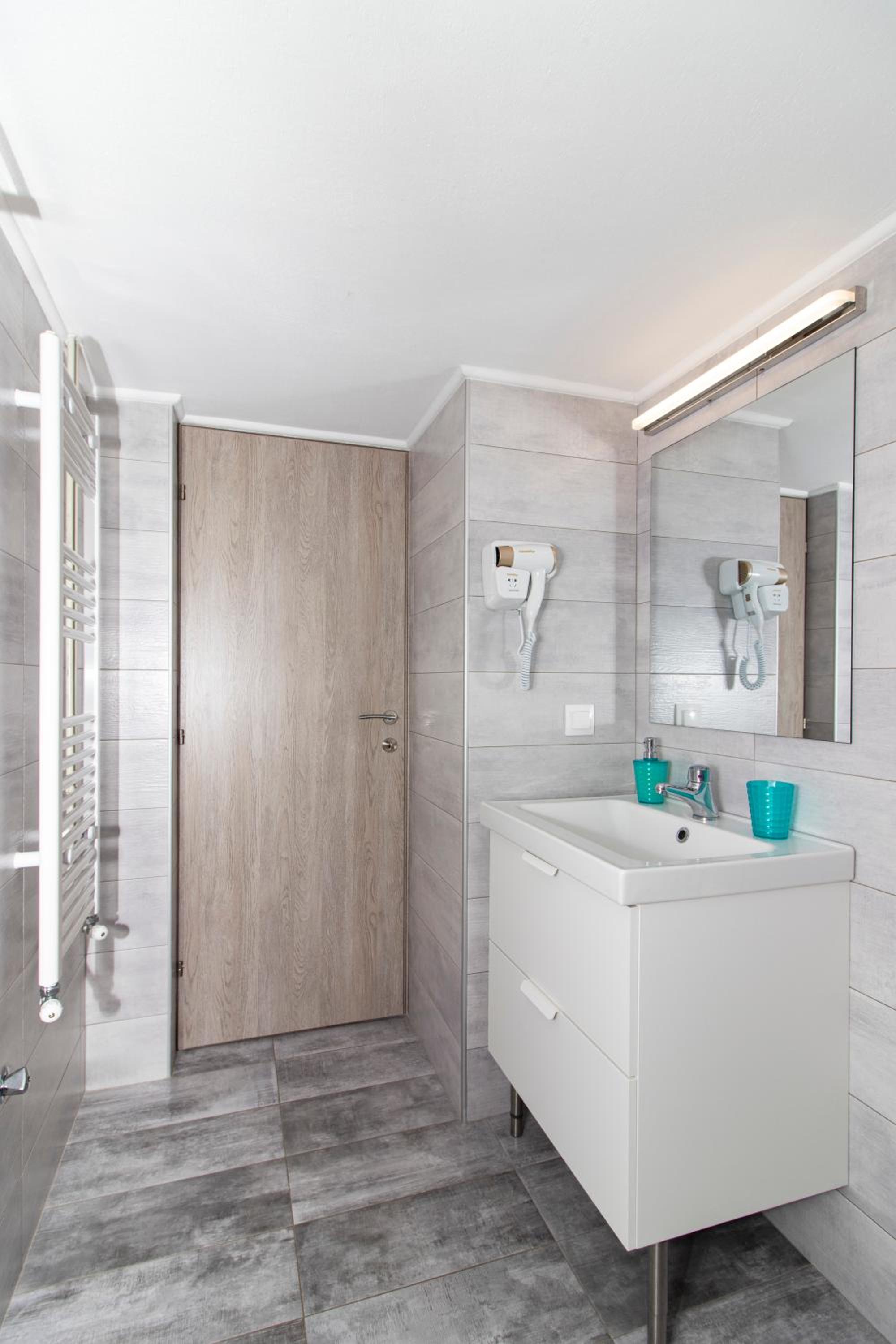 Large, Sunny, Modern apartment fully renovated, next to Agia Sofia photo 4
