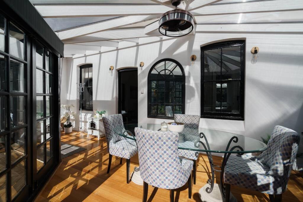 Hotel Bryn-y-Mor Cottage Romantic Fireplace Couples - Image 1