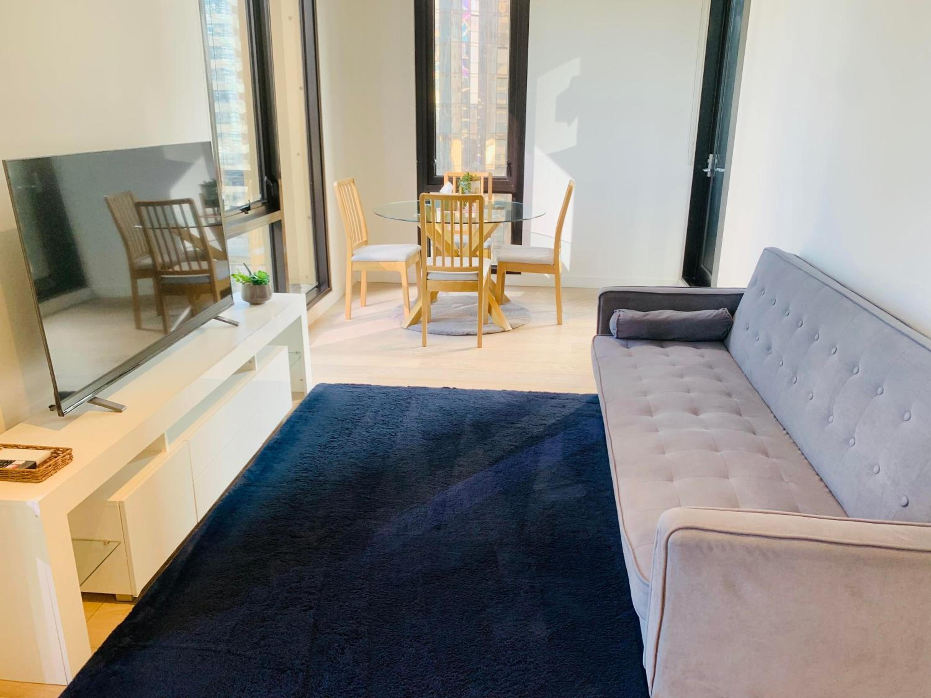 Melbourne CBD Empire Apartment