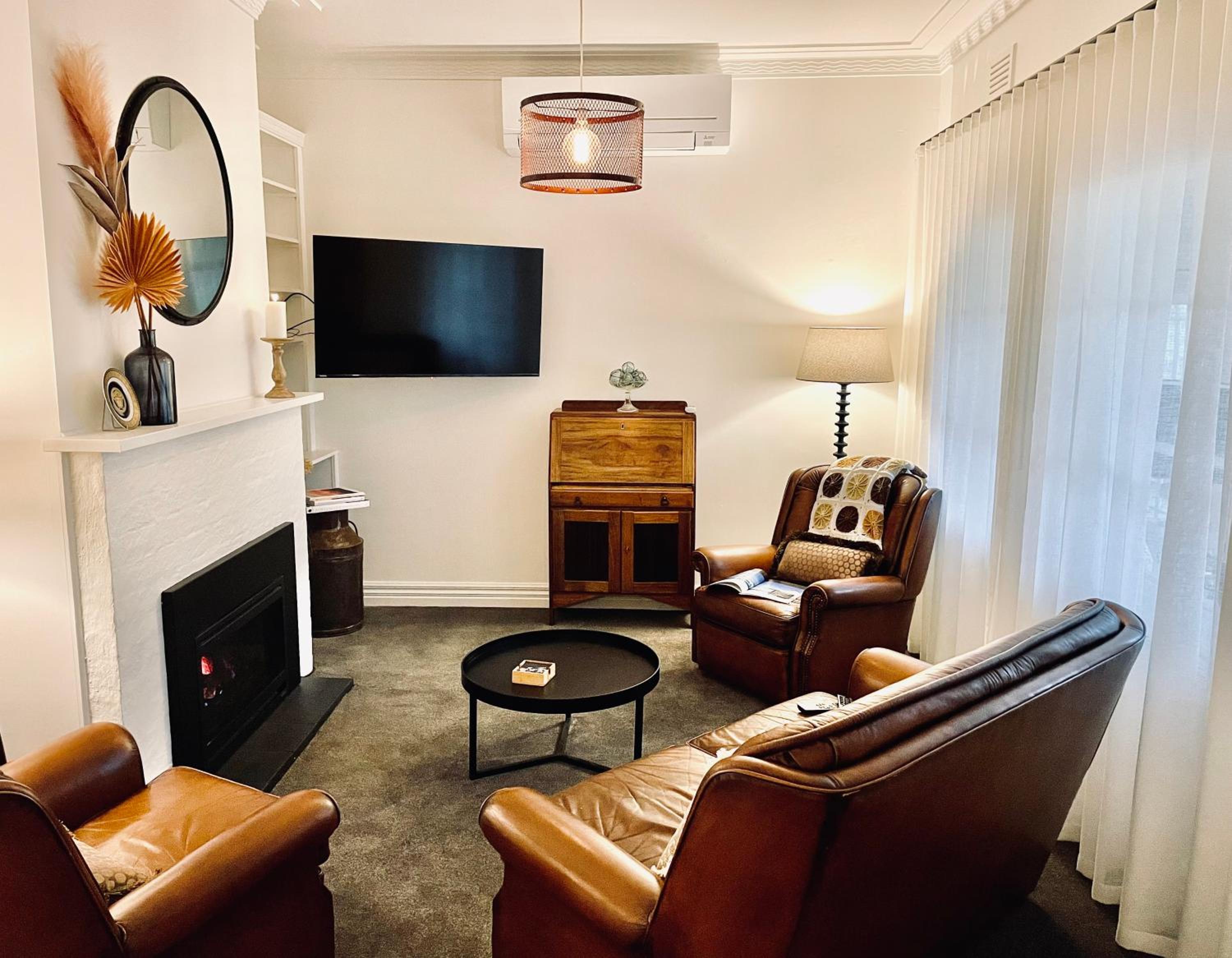 Edge17 Waterfront Apartment, plus Cottage with Garden View - Port Fairy